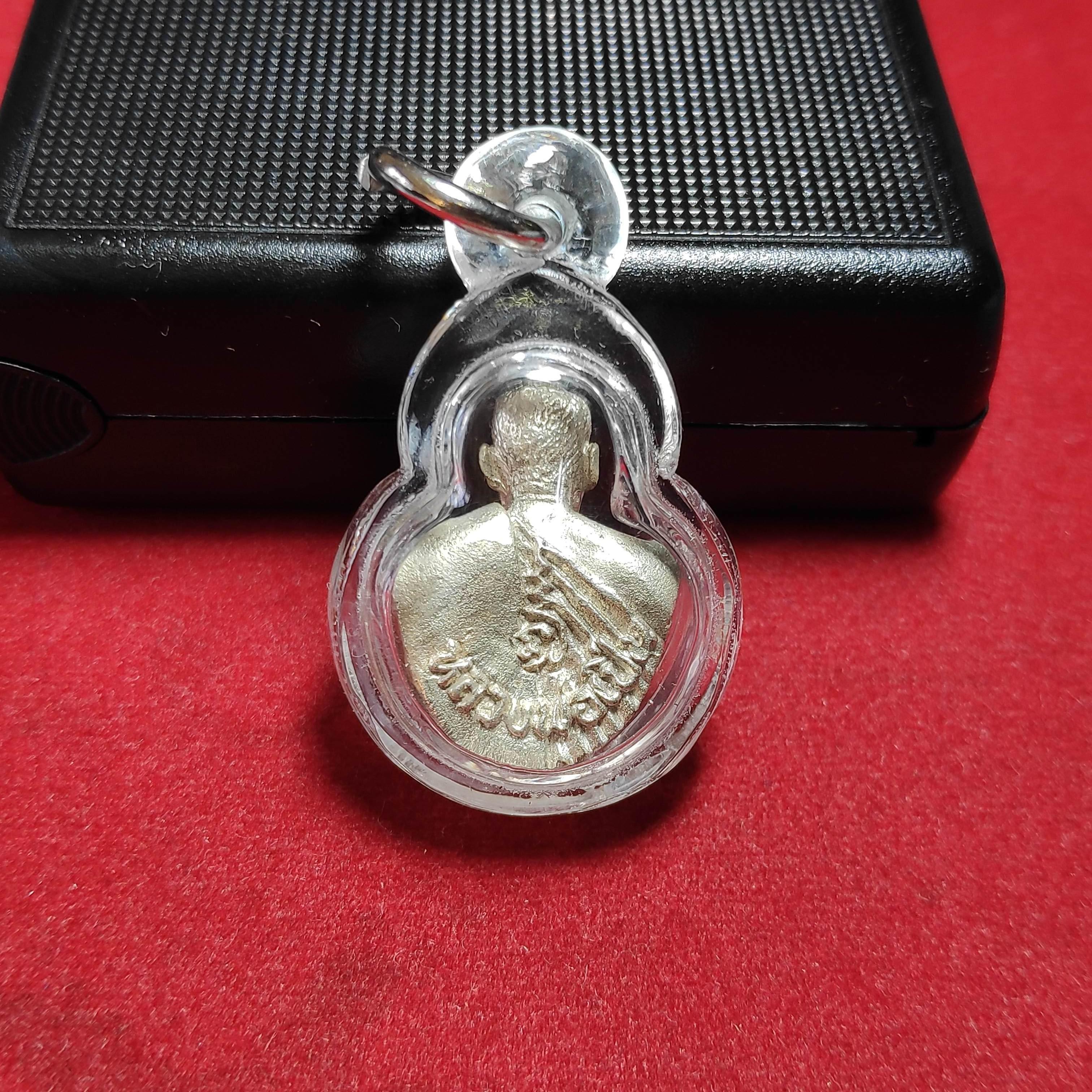 รูปหล่อครึ่งองค์หลวงพ่อเปิ่นวัดบางพระรุ่นจตุพร4เนื้อเงินปี2536