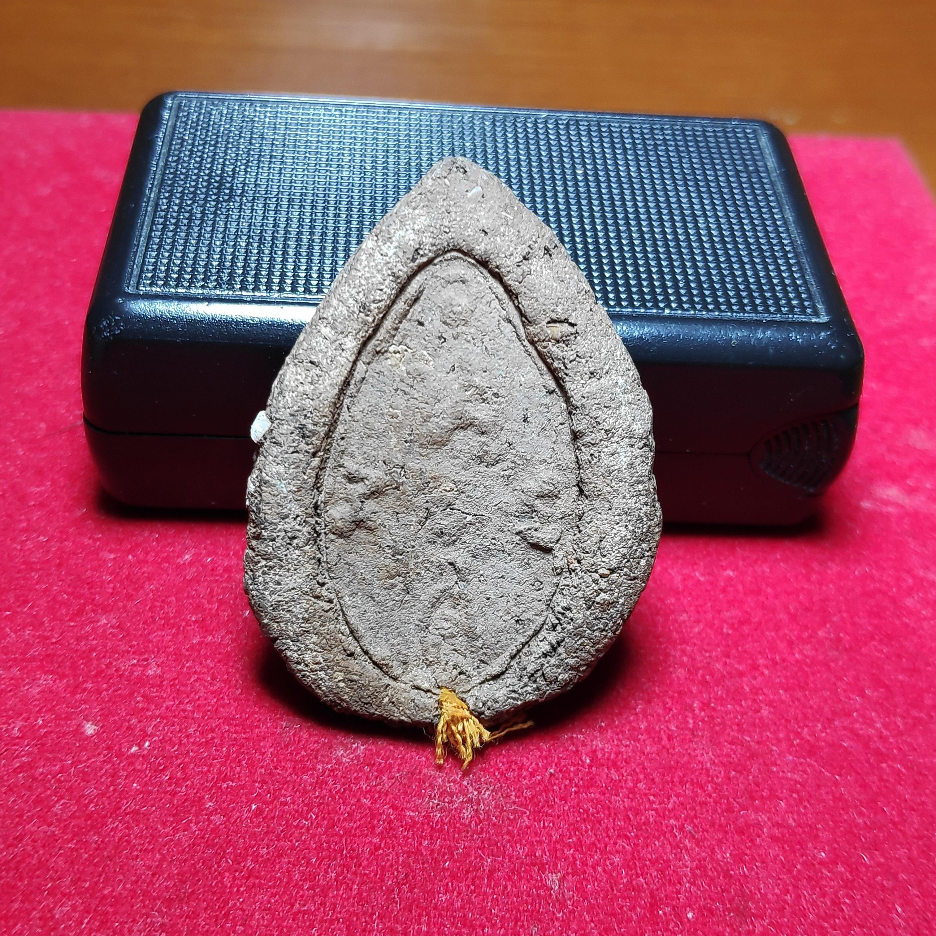 พระปิดตากลีบบัวหลวงปู่อั๊บวัดท้องไทรเนื้อผงยา