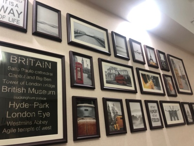 ชุดกรอบรูปติดผนัง London (Black20) กรอบรูปไม้สีดำ 20 ชิ้น พร้อมภาพตามแบบและวัสดุติดตั้ง