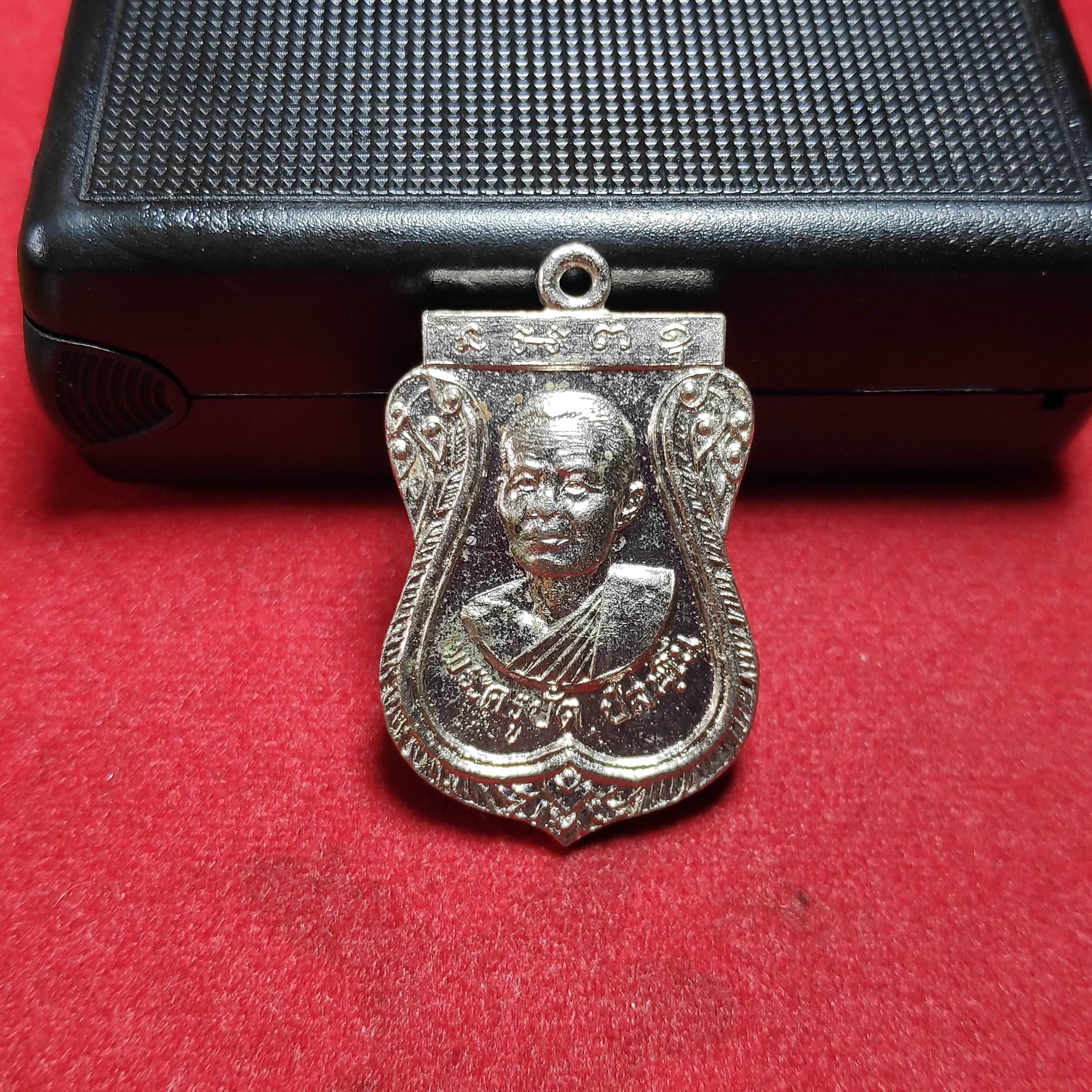 เหรียญเสมาพระครูบัดวัดโพธิ์ศรี จ.สิงห์บุรีปี2518