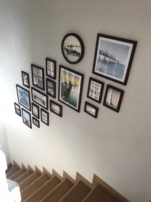 ชุดกรอบรูปติดผนังบันได Stairway18 (View) กรอบรูปไม้ 17 ชิ้นพร้อมภาพตามแบบ + รูปแคนวาส 1 ชิ้น และวัสดุติดตั้ง