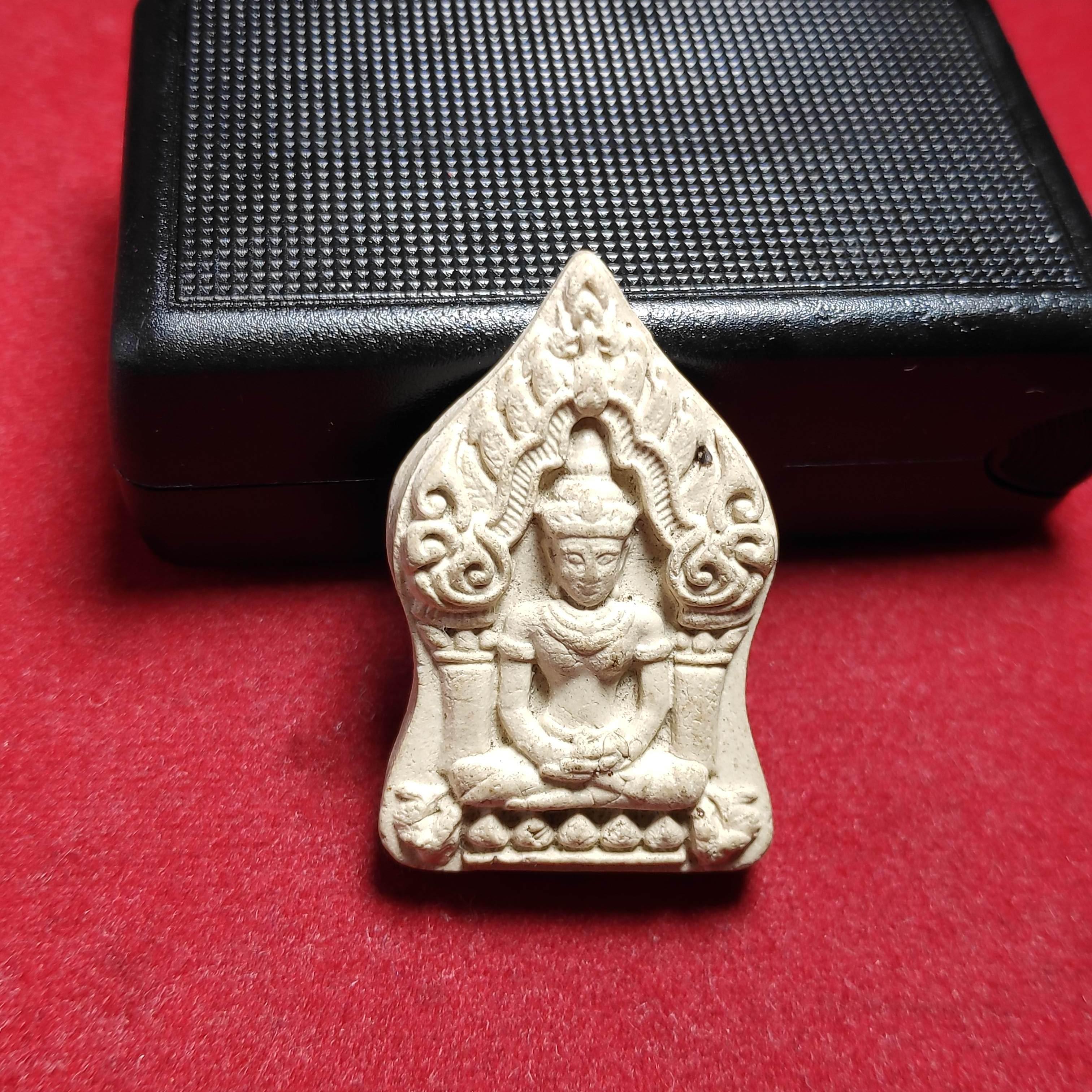 พระร่วงใบเสมาหลังยันต์ดวงหลวงพ่อบุญมีวัดเขาสมอคอนเนื้อผง