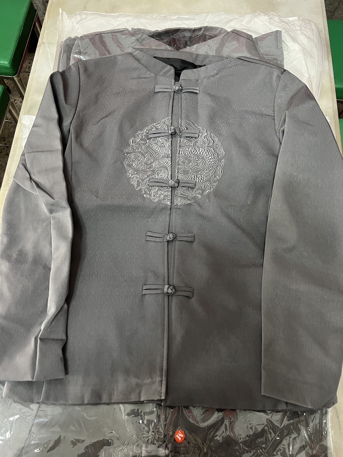 เสื้อจีนผู้ชายสวยๆๆสีเทา ผ้าโพลีเอสเตอร์ ลายปัก มีกระเป๋าซิป 2 ข้าง ผ้าเงา สวย สินค้าพร้อมส่ง