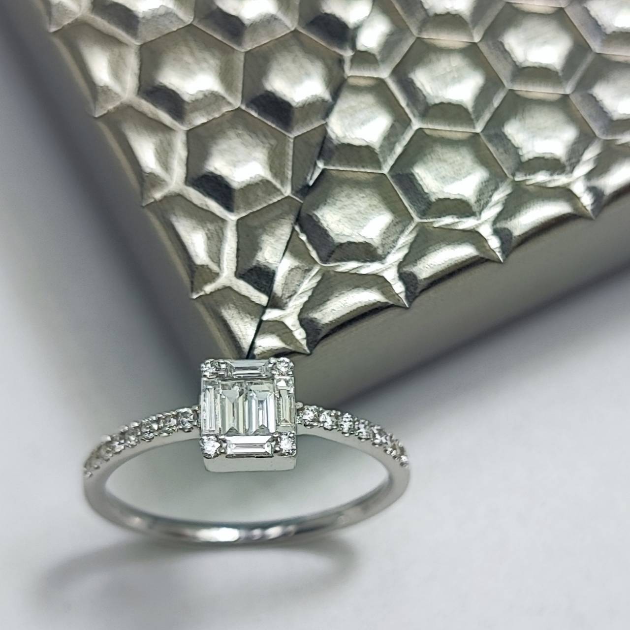 แหวนเพชรแท้น้ำหนักรวม 0.33 cts