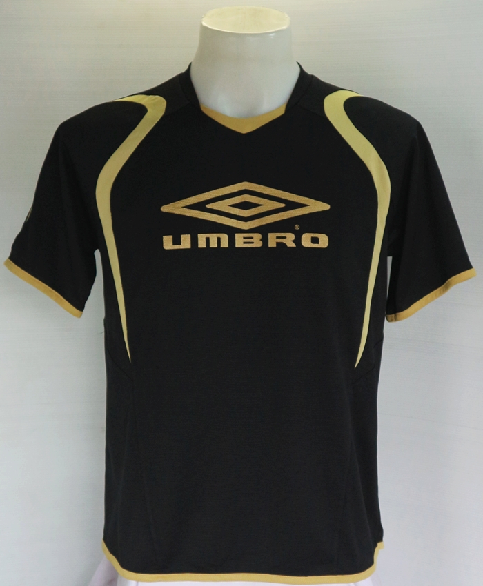 เสื้อกีฬา UMBRO สีดำทอง ไซส์ M รอบอก 40 นึ้ว