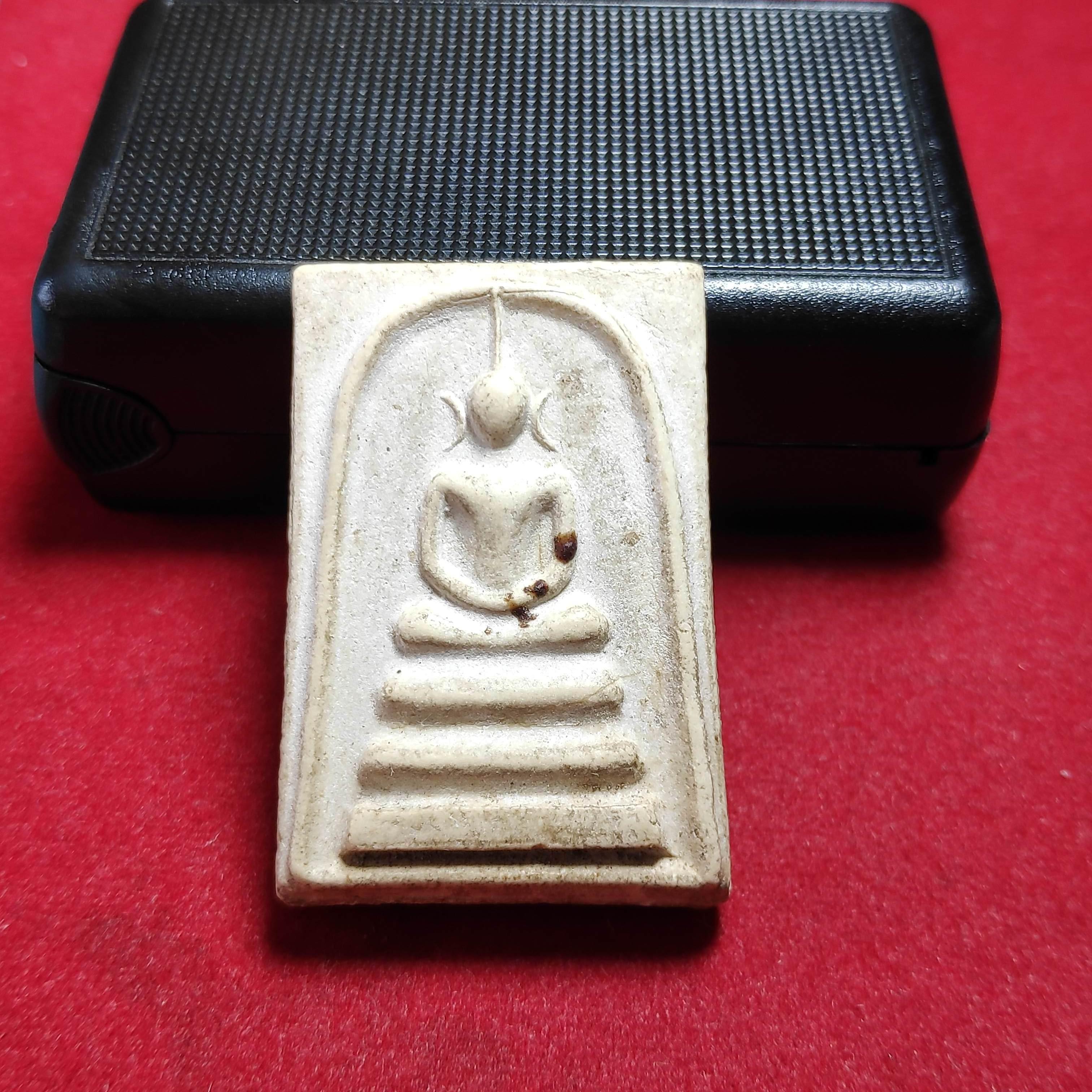 พระสมเด็จหูบายศรีเนื้อผงหลังรูปเหมือนหลวงพ่อบ่ายวัดช่องลมปี2516