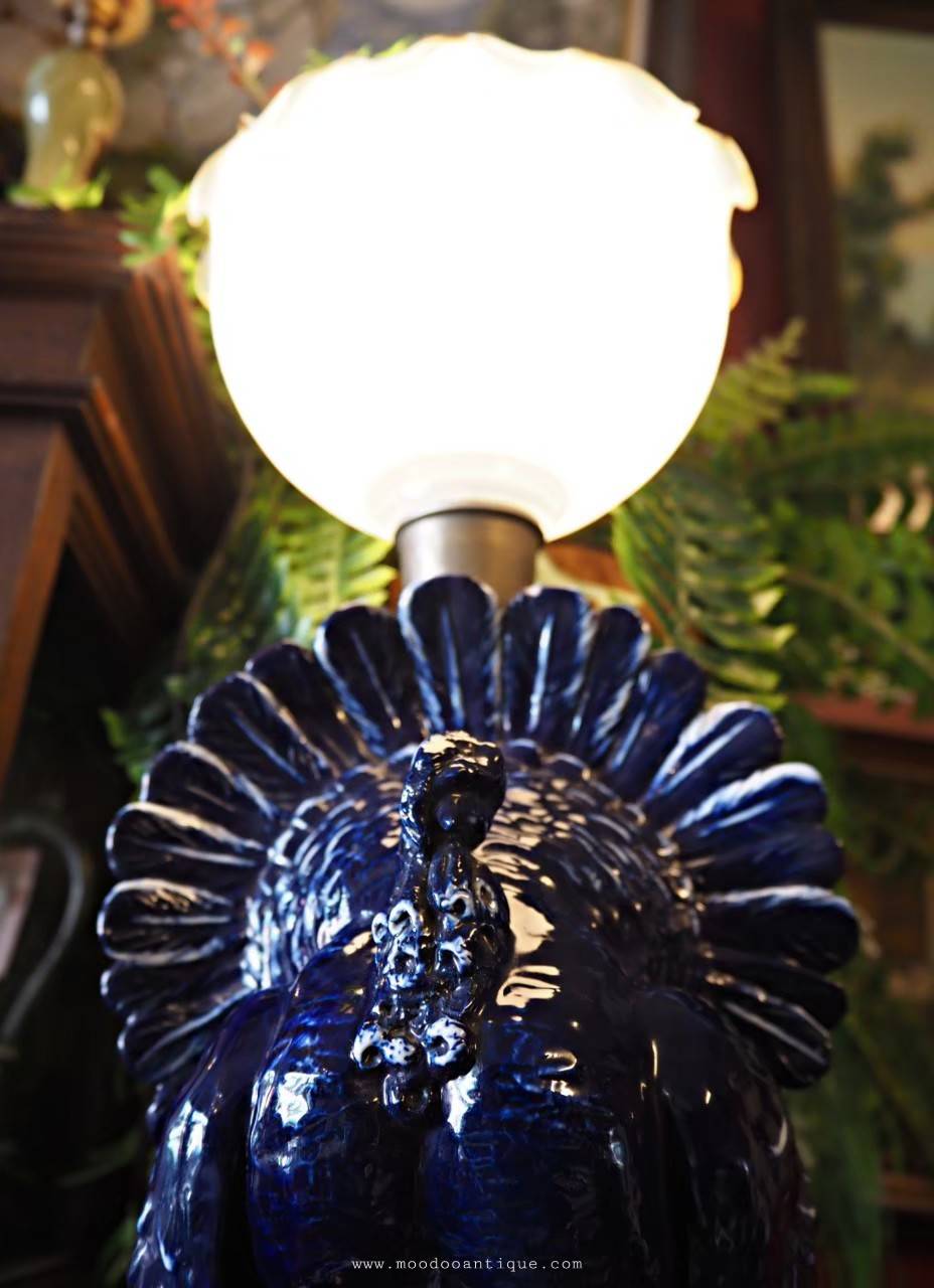 โคมไฟตั้งโต๊ะรูปนกยูงสีนำ้เงิน