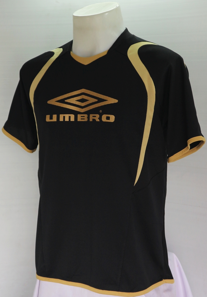 เสื้อกีฬา UMBRO สีดำทอง ไซส์ M รอบอก 40 นึ้ว