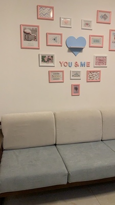 ชุดกรอบรูปติดผนัง YOU&ME-Heart กรอบรูปไม้ 14 ชิ้น+ชั้นวางหัวใจ+อักษร พร้อมภาพตามแบบและวัสดุติดตั้ง