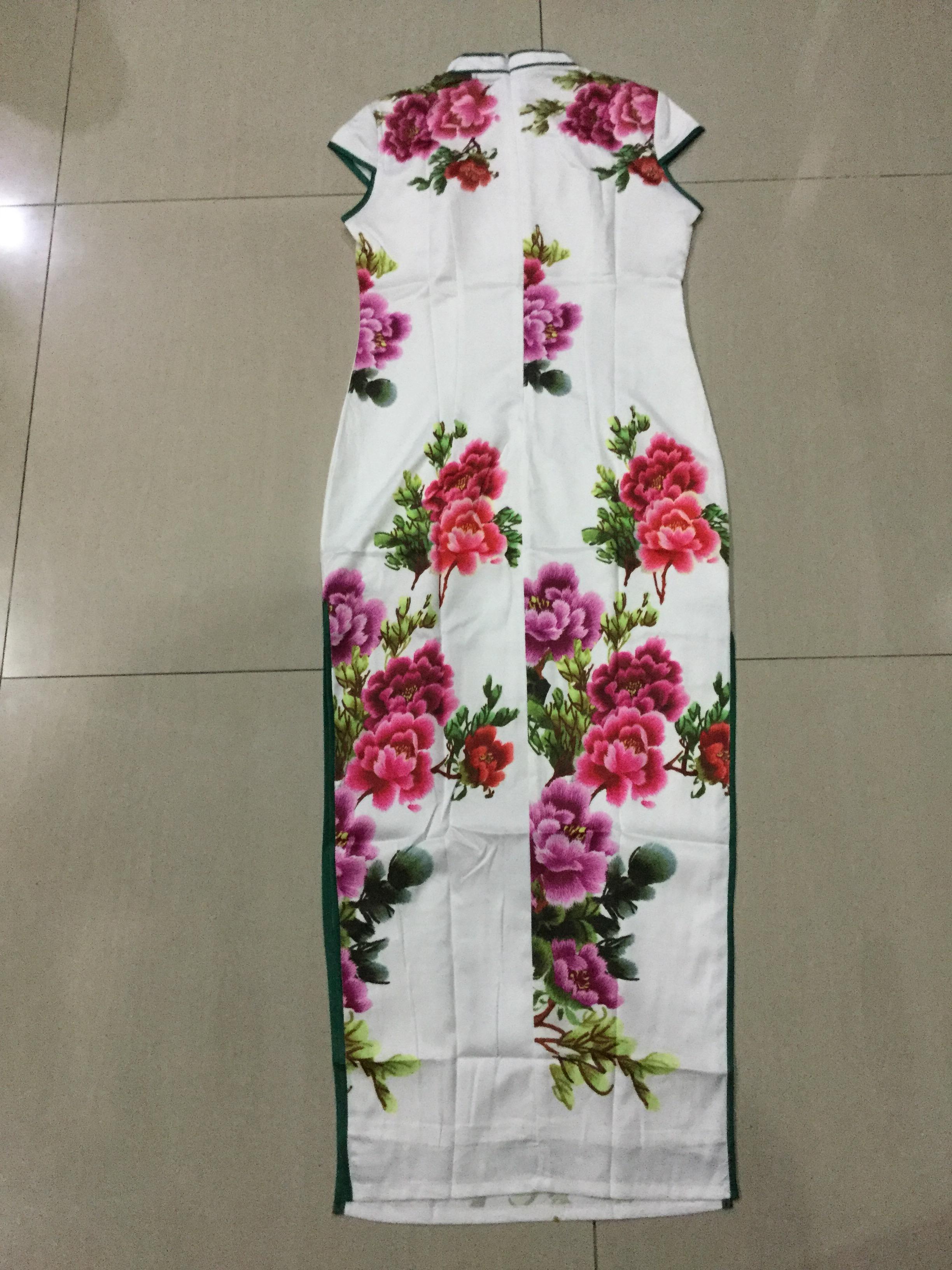 กี่เพ้ายาว ผ้าไหมสีขาวลายดอกแดง รหัส 1/148 สินค้าพร้อมส่ง