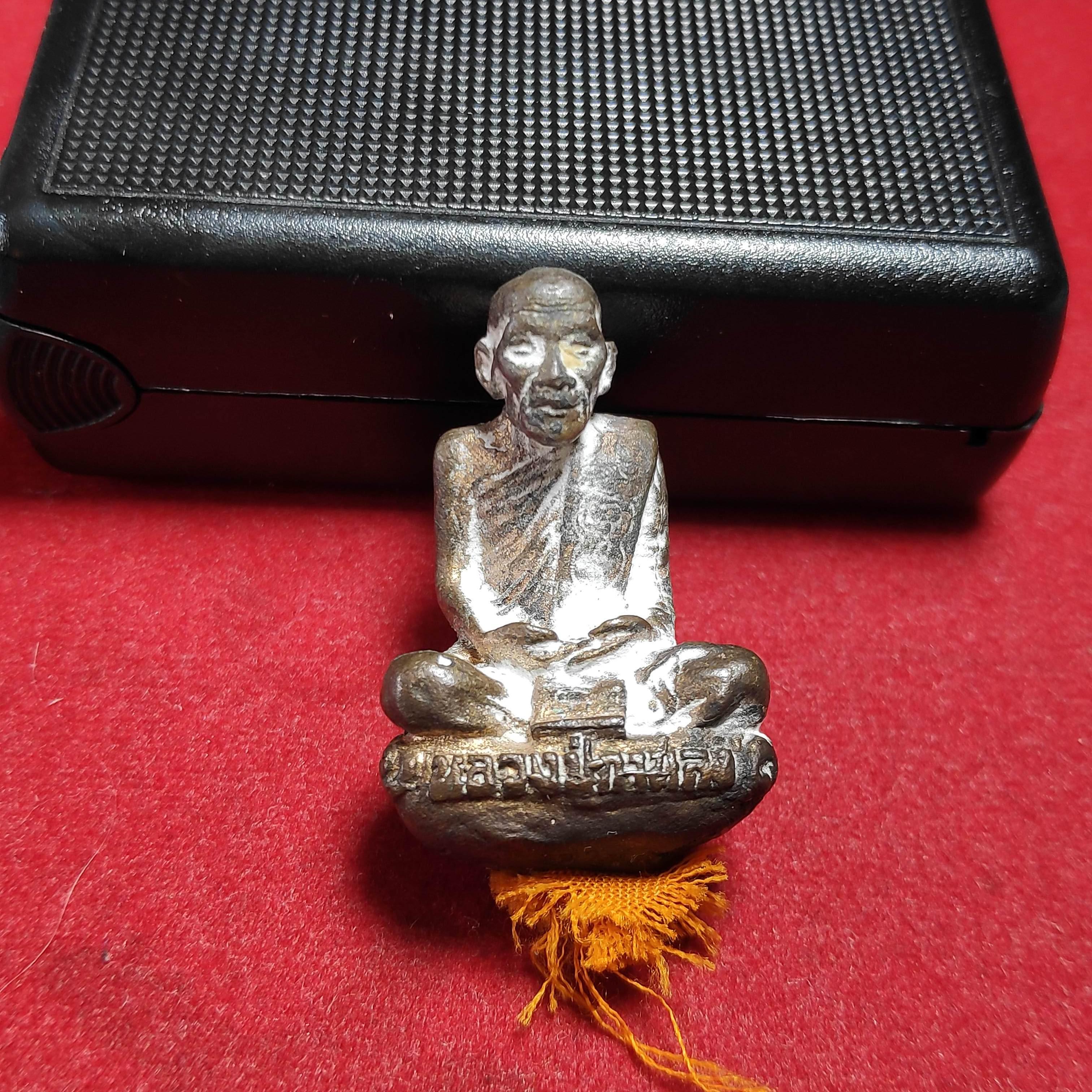 รูปหล่อโบราณรุ่นเเรกหลวงปู่กาหลงเขี้ยวเเก้ววัดเขาเเหลมก้นอุดจีวร