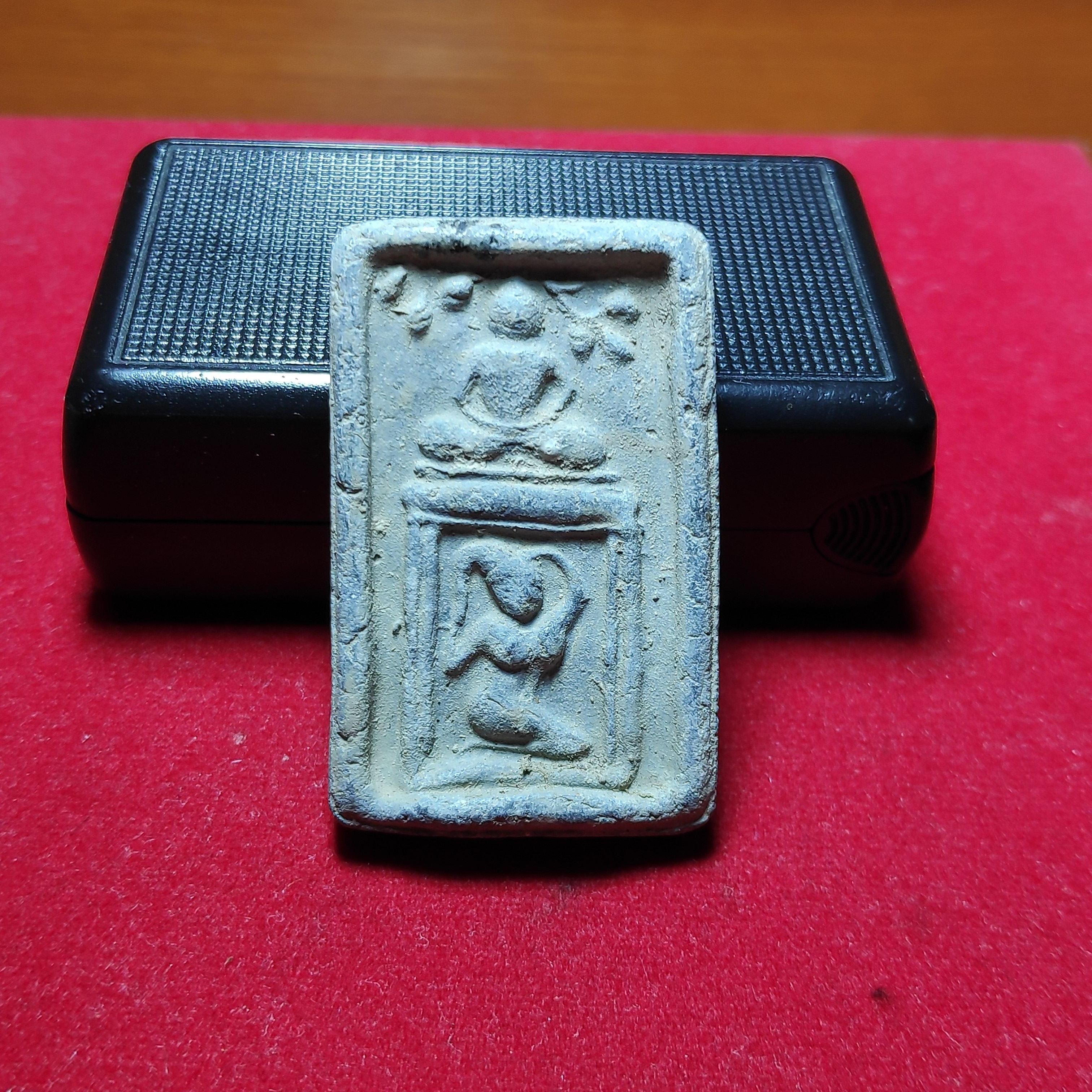 พระกรุวัดท้ายตลาดพิมพ์เเม่ธรณีบีบมวยผม