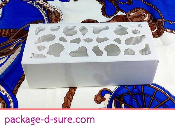 โปรโมชั่น//กล่องมาการองแบบสั้น 4 ชิ้น ลายฉลุ 5.8x12.8x4 สีขาว