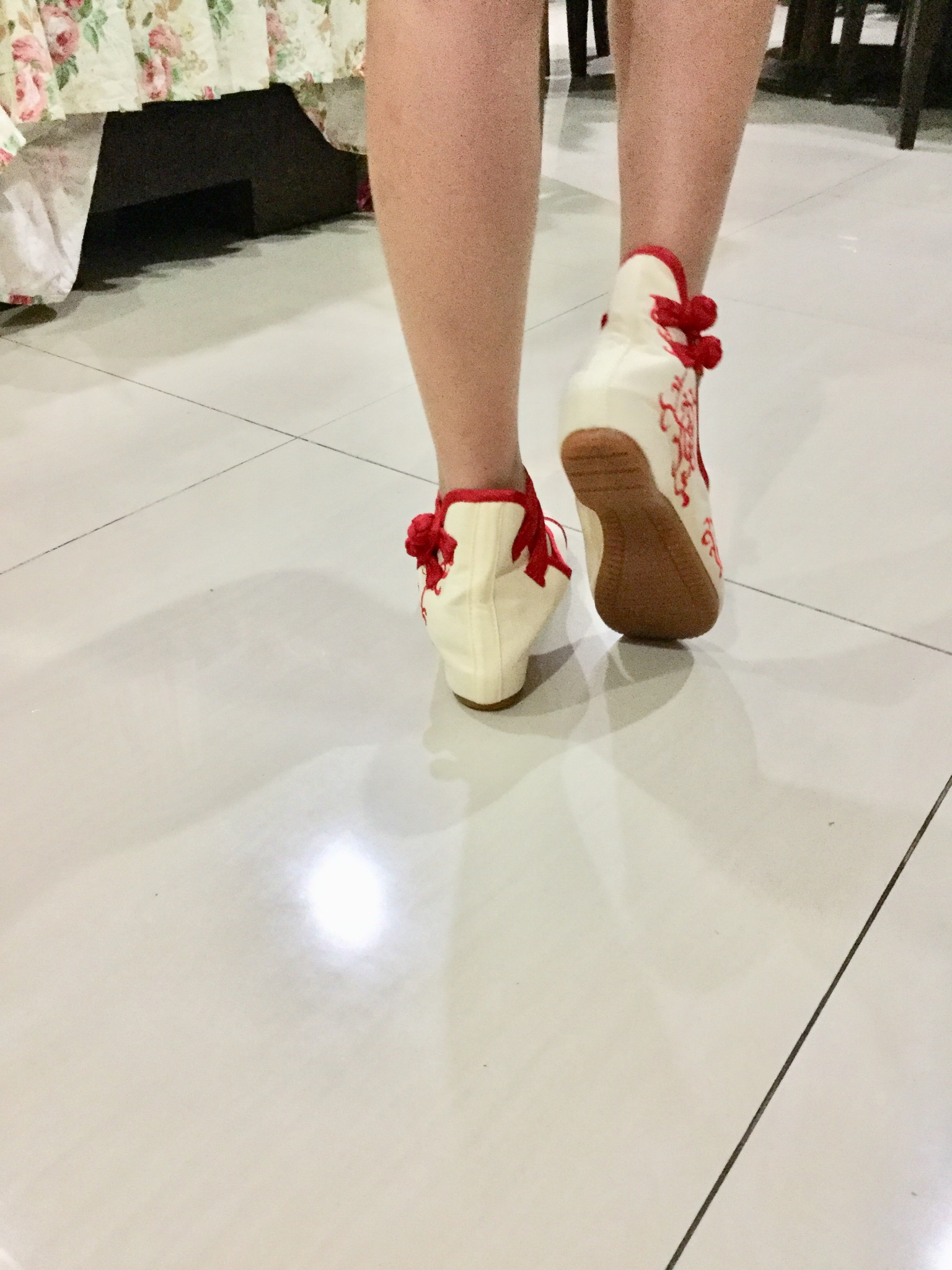 รองเท้าจีน สีขาวลายดอกแดงสินค้าพร้อมส่ง