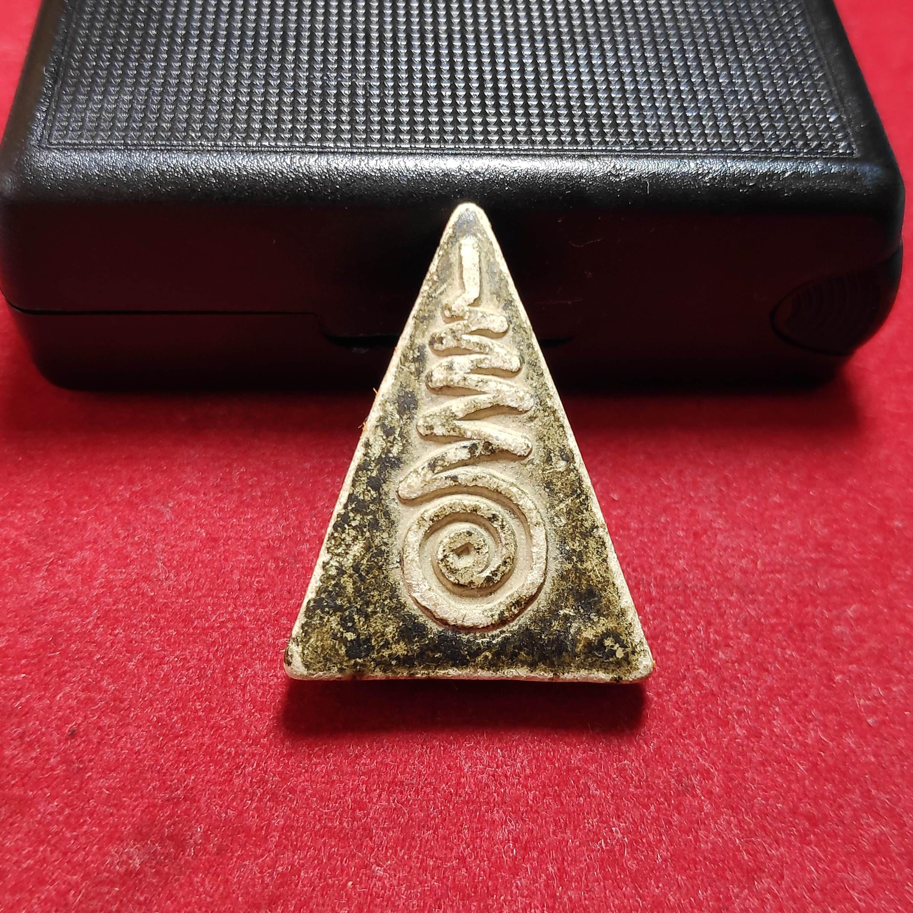 พระสมเด็จนางพญาเนื้อผงหลวงพ่อเอียวัดบ้านด่านหลังยันต์