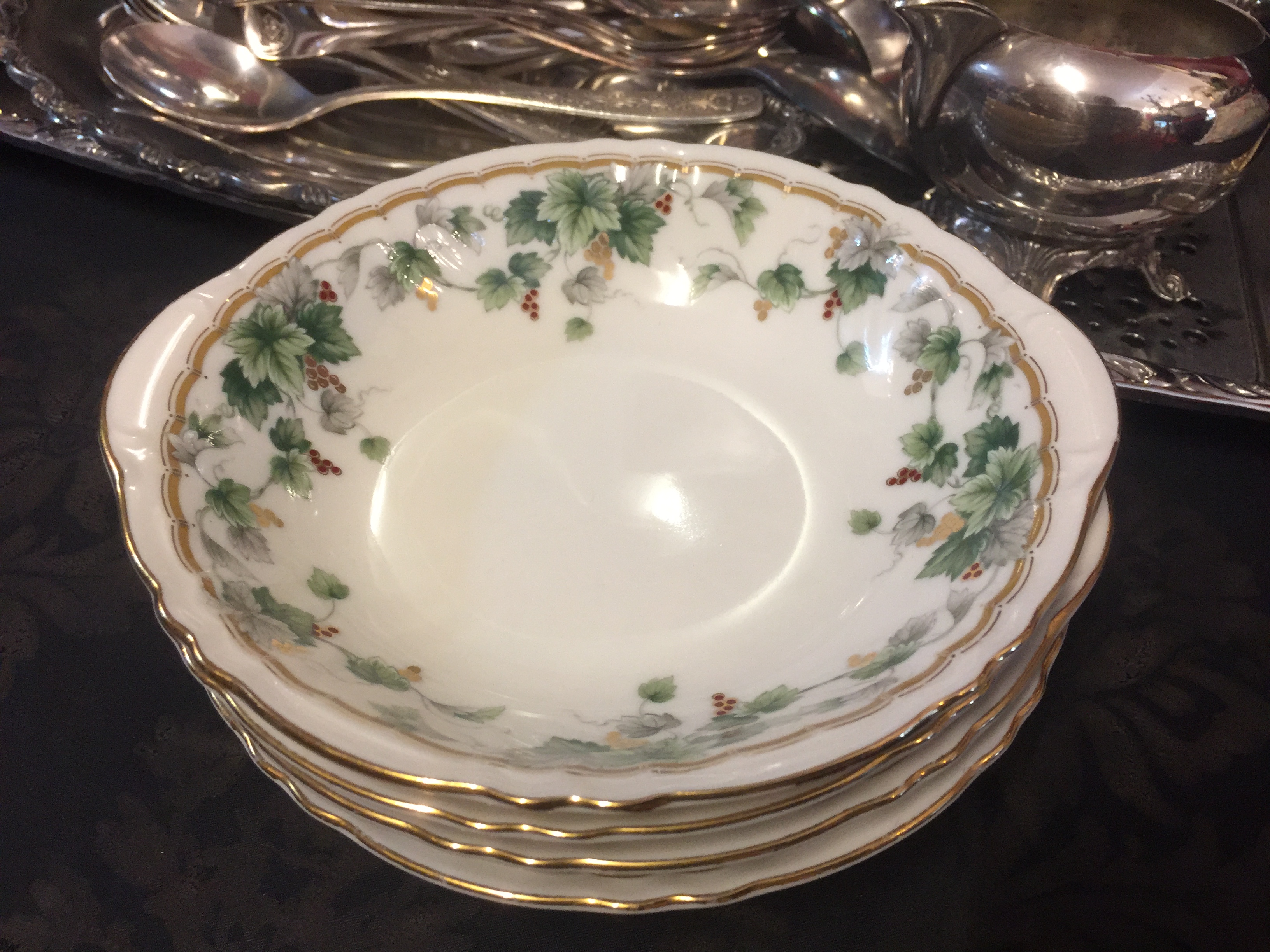 ชาม Narumi. ลายเถาองุ่น