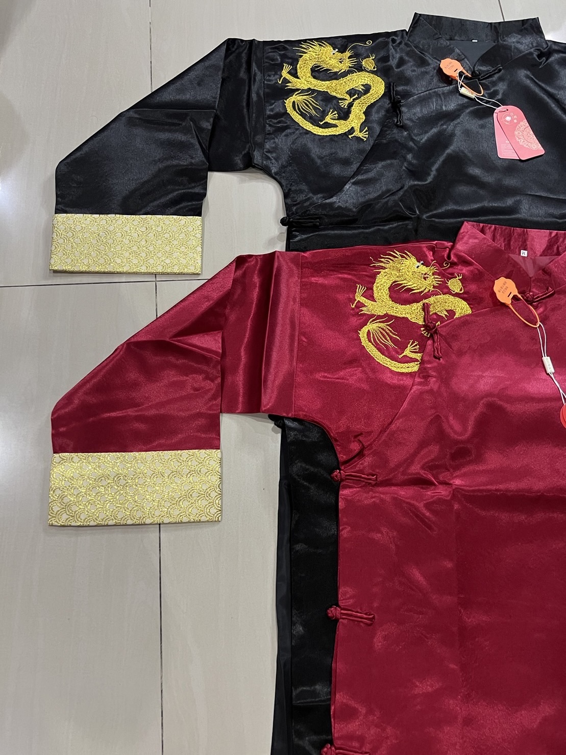 #ฉี่พ่าวแดง ลายปักมังกร ผ้าไหมจีน+โพลี รหัส FC 105