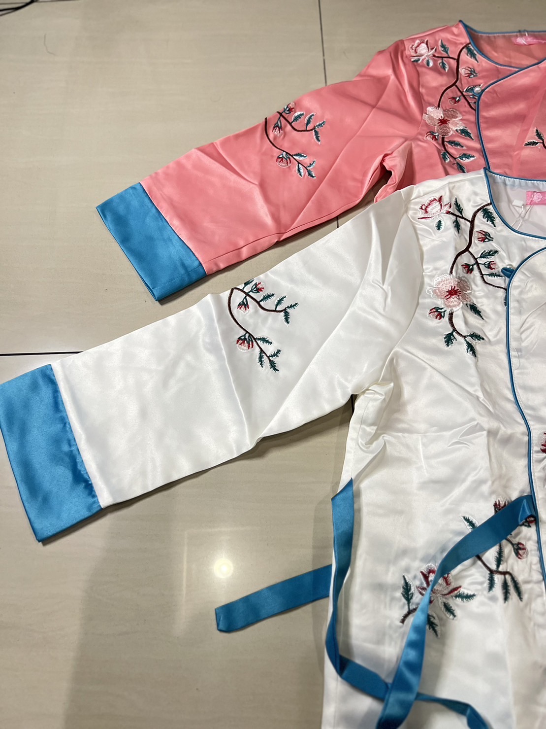 เสื้อสีขาวผ้าโพลีลายปัก สวมหัว รหัส AA55 สินค้าพร้อมส่ง