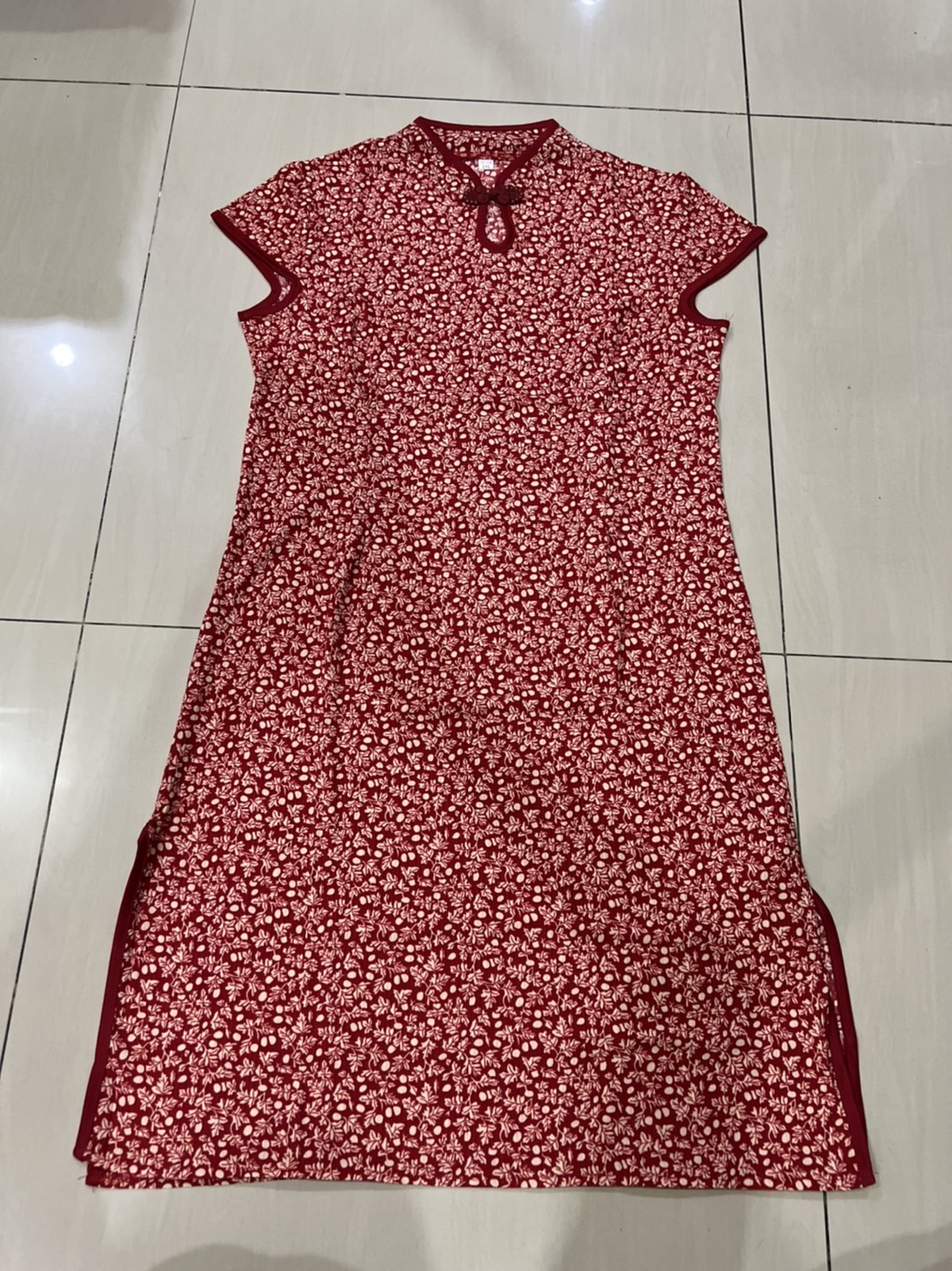 กี่เพ้าสั้น สีแดงลายดอกเล็ก รหัส RV18 สินค้าพร้อมส่ง (ผ้ายืด สวมหัว)