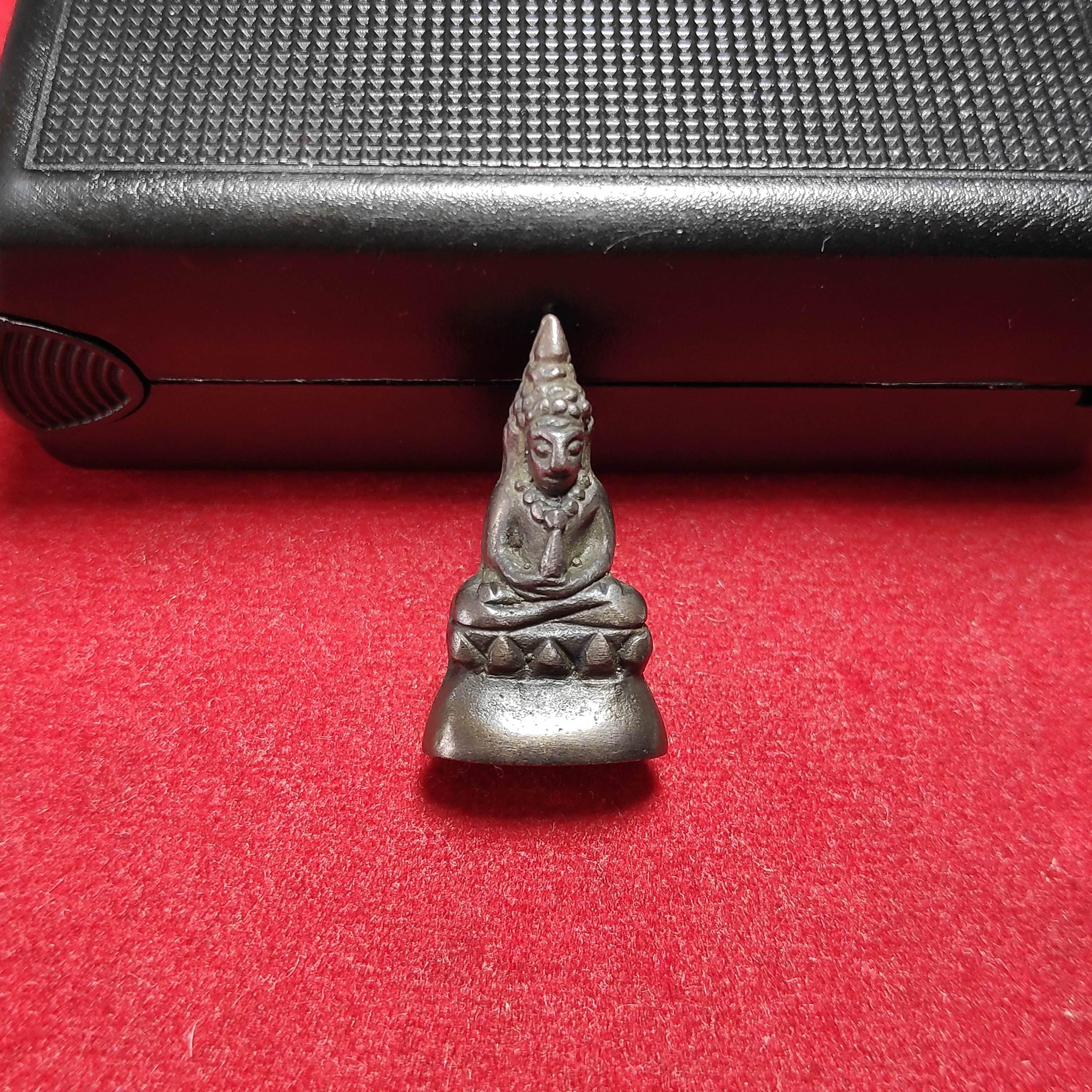 พระชัยวัฒน์พิมพ์เขื่อนเล็กหลวงปู่เอี่ยมวัดหนังเนื้อสัมฤทธิ์