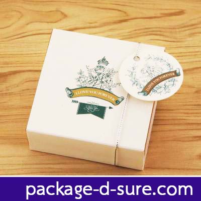 โปรโมชั่น//กล่องช็อคโกแลต 4 ช่อง 9x9x3.5 สีขาวนวล พิมพ์ลายกุหลาบคลาสสิค