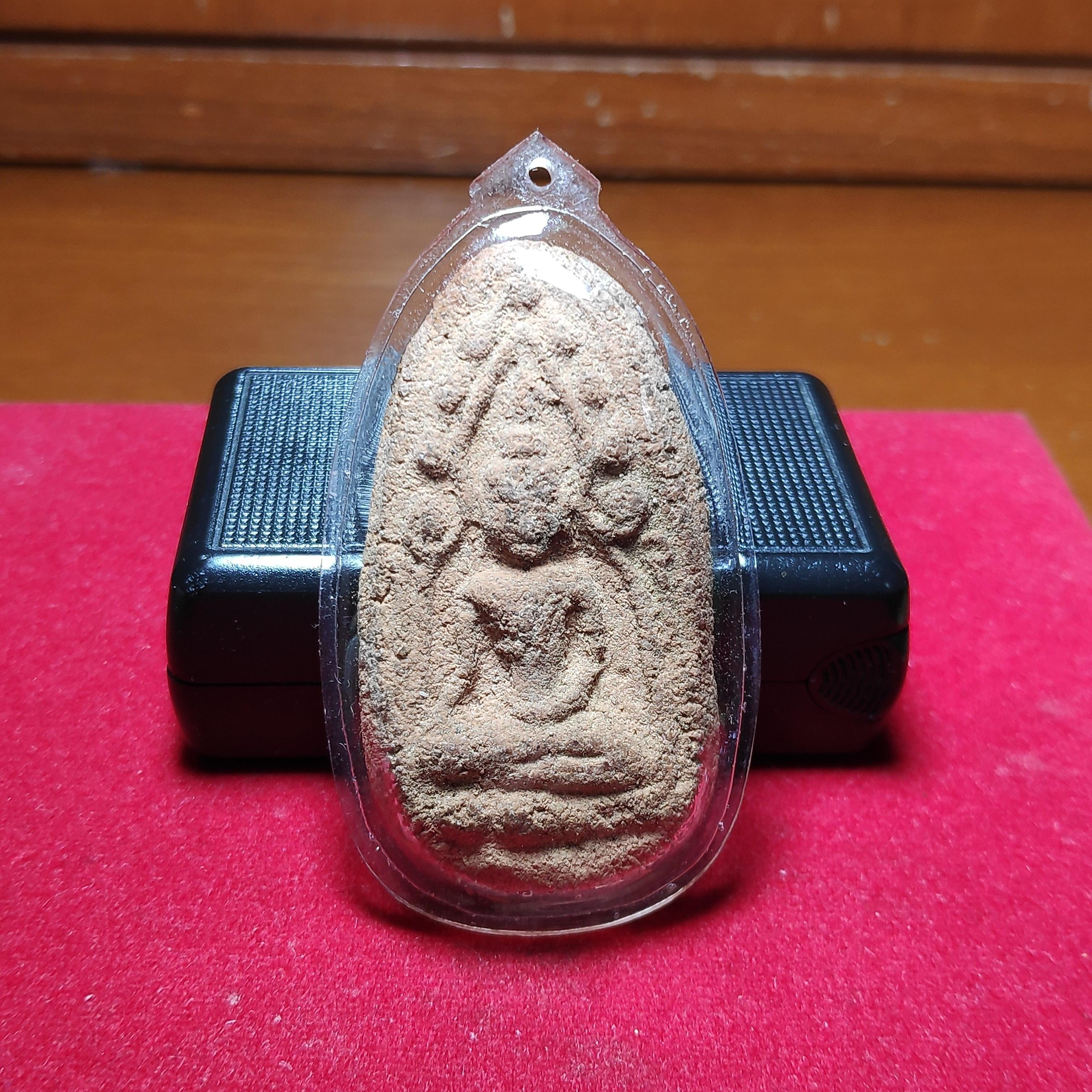 พระขุนเเผนไข่ผ่าซีกหลวงพ่อกวยหลังยันต์