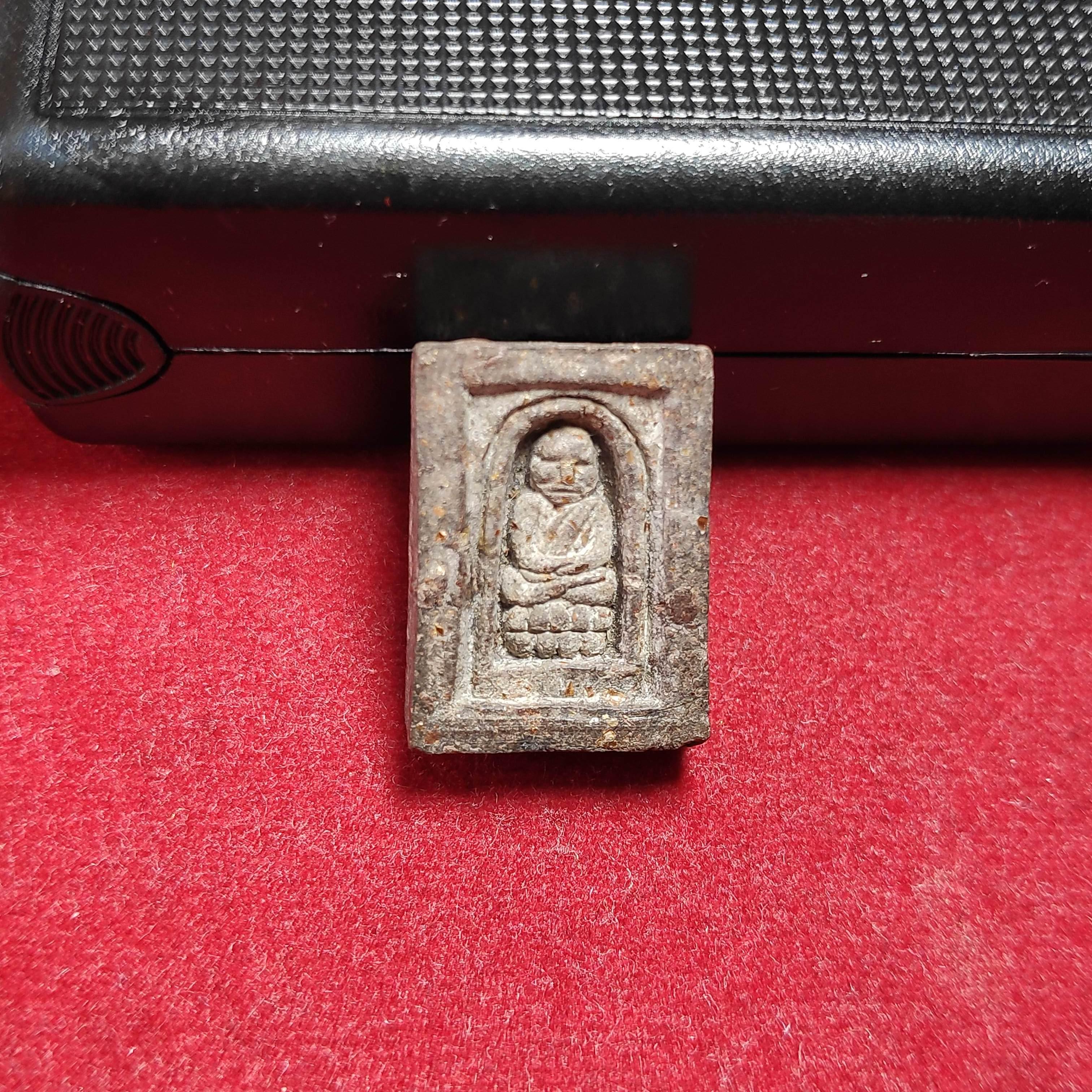 พระของขวัญหลวงปู่ทวดพิมพ์พระรอดวัดห้วยมงคลเนื้อว่านปี2549