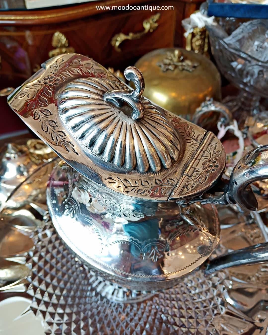 โถเครื่องเงินสำหรับใส่เครื่องดื่มจากอังกฤษ