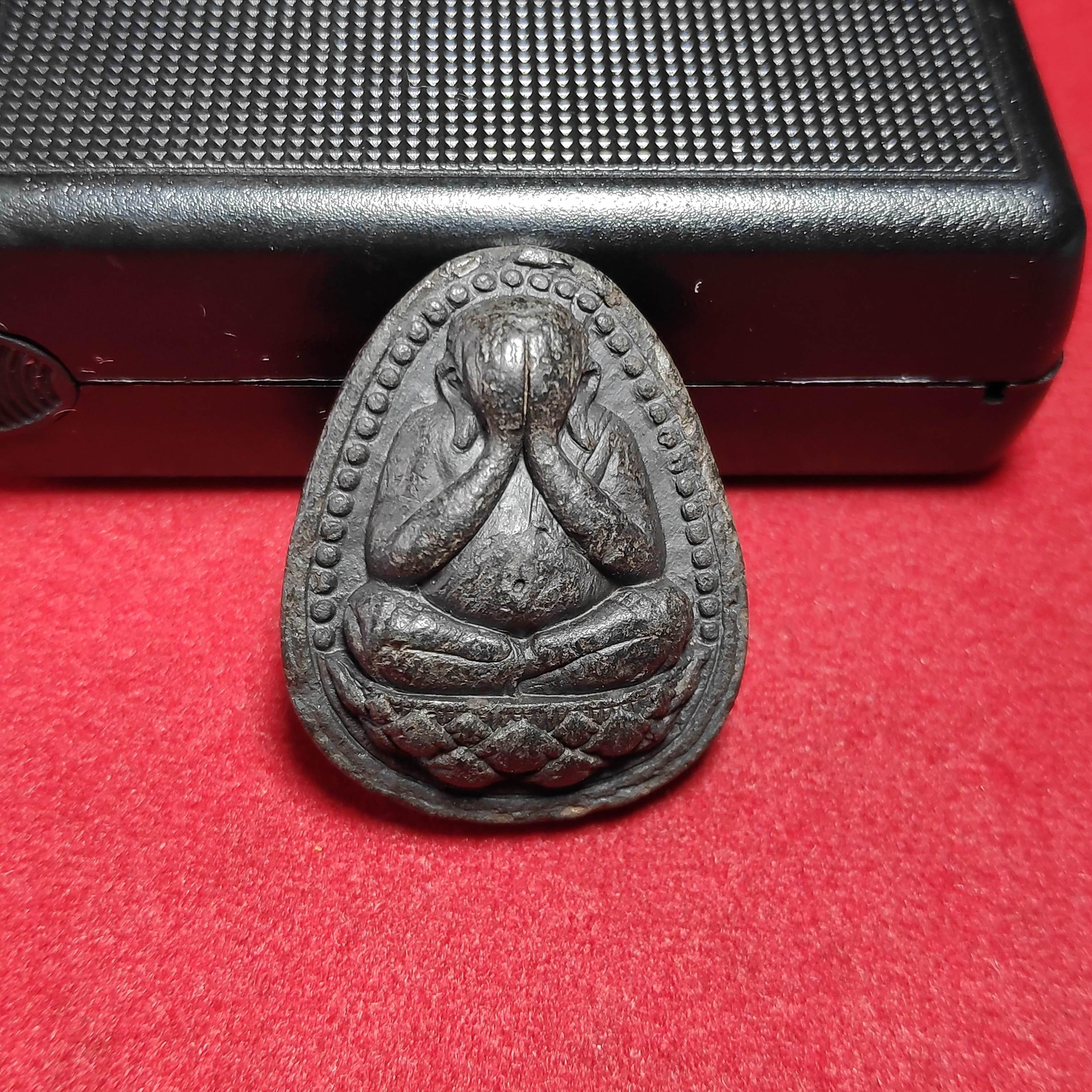 พระปิดตาเนื้อผงใบลานหลวงพ่อนิยมวัดป่าหลักร้อยรุ่นเหล็กน้ำพี้