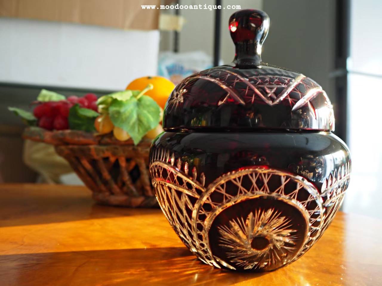 โถคริสตัล bohemian สีแดง