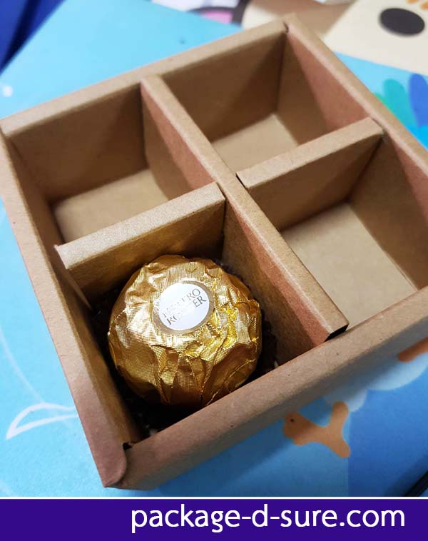 โปรโมชั่น//กล่องช็อคโกแลต 4 ช่อง 9x9x3.5 สีขาวนวล พิมพ์ลายกุหลาบคลาสสิค