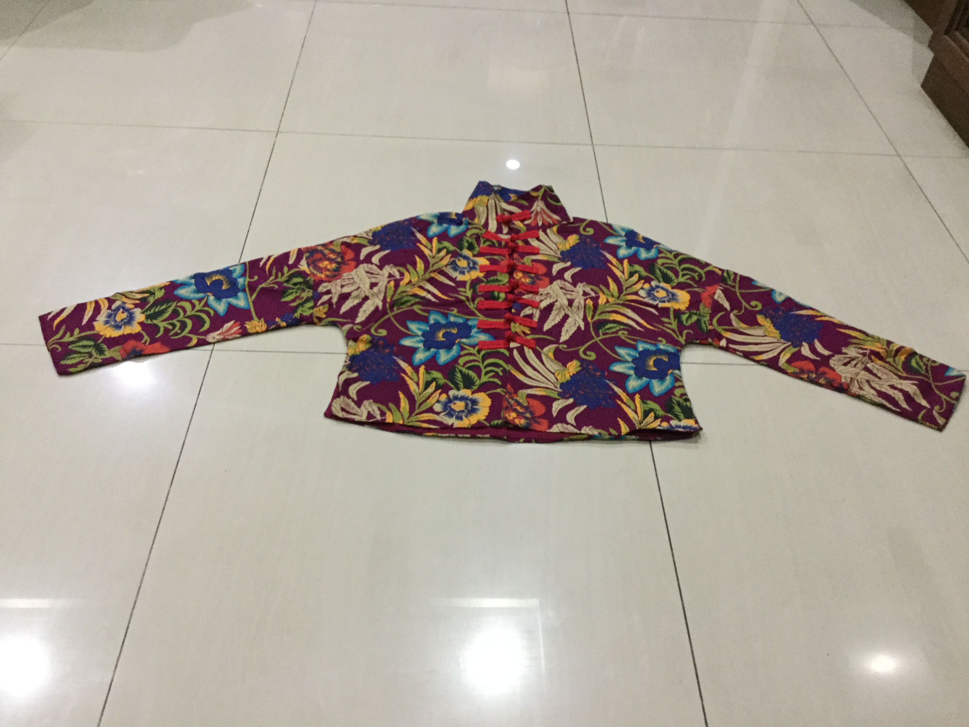 เสื้อ ผ้าฝ้ายสีแดงลายกุหลาบ . รหัส RI 58 สินค้าพร้อมส่ง ผ้าไม่หนา. ใส่สบาย