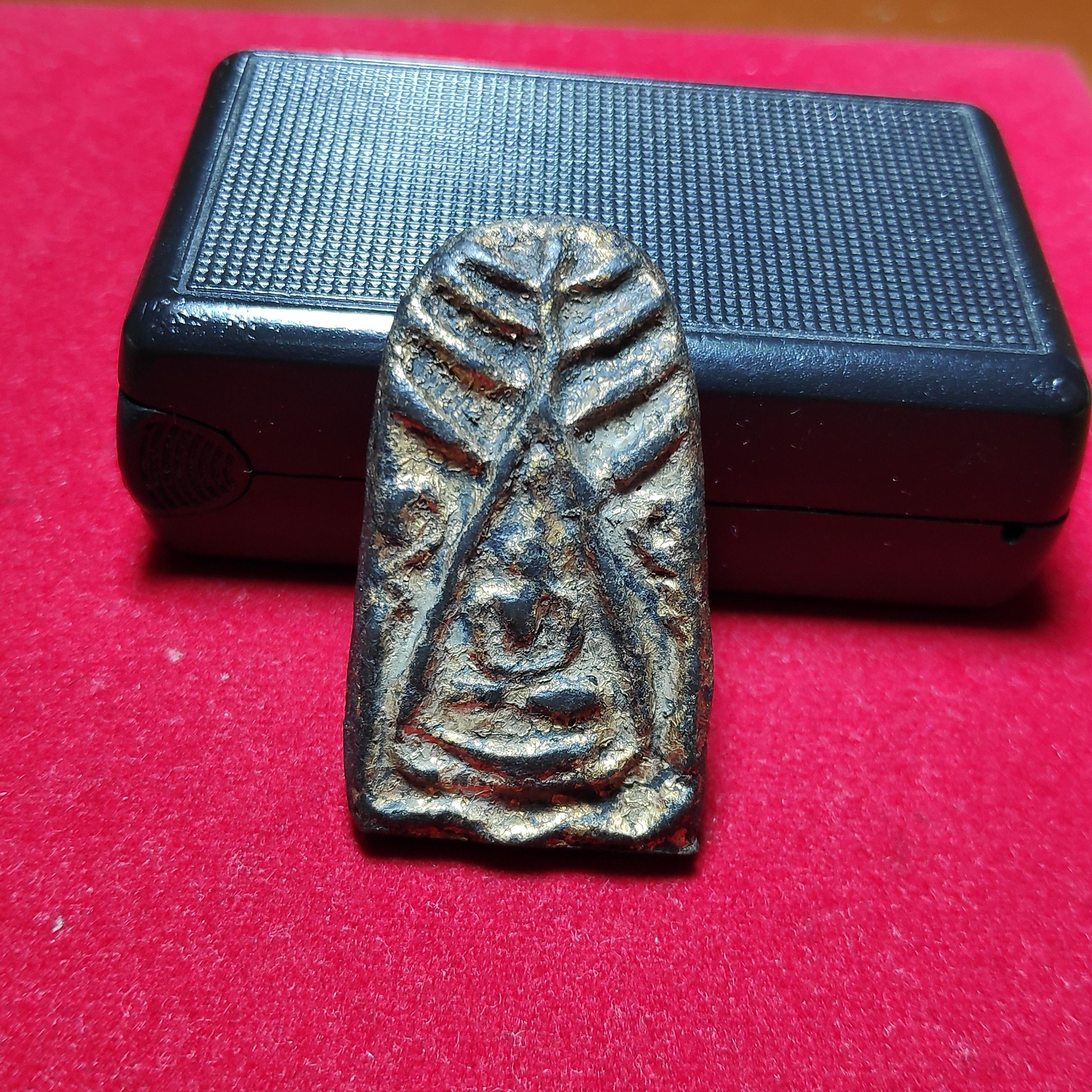 พระพิมพ์รัศมีหลวงปู่บุญวัดกลางบางแก้วหลังยันต์เฑาะว์เนื้อผงยา