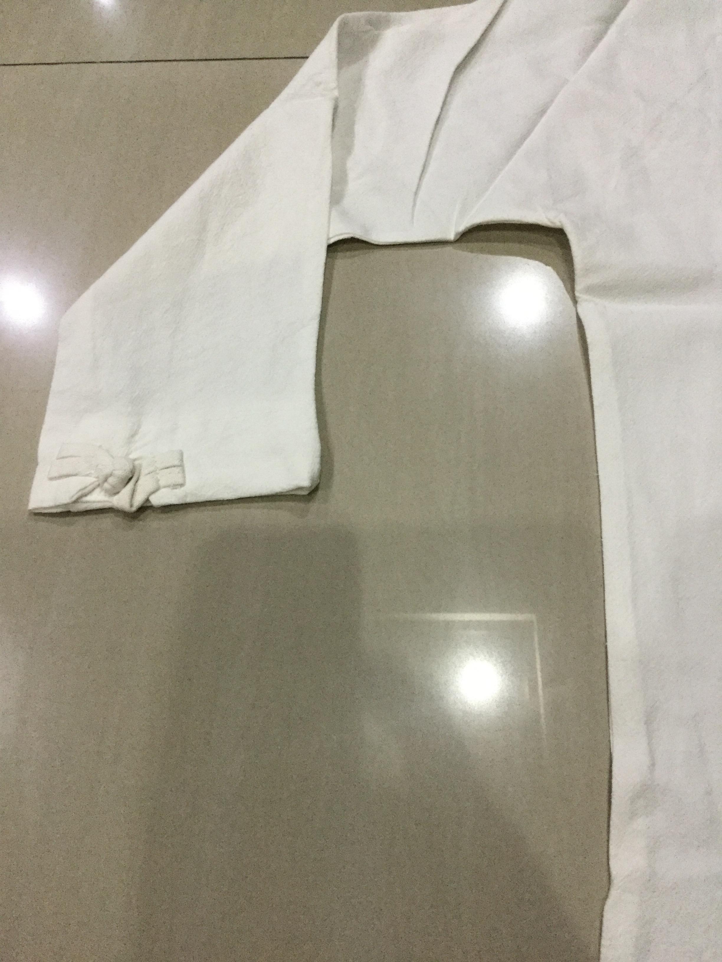 เสื้อจีนชายสีขาว ผ้าลินิน คอวี ลายปักดอกบัว รหัส B76 สินค้าพร้อมส่ง