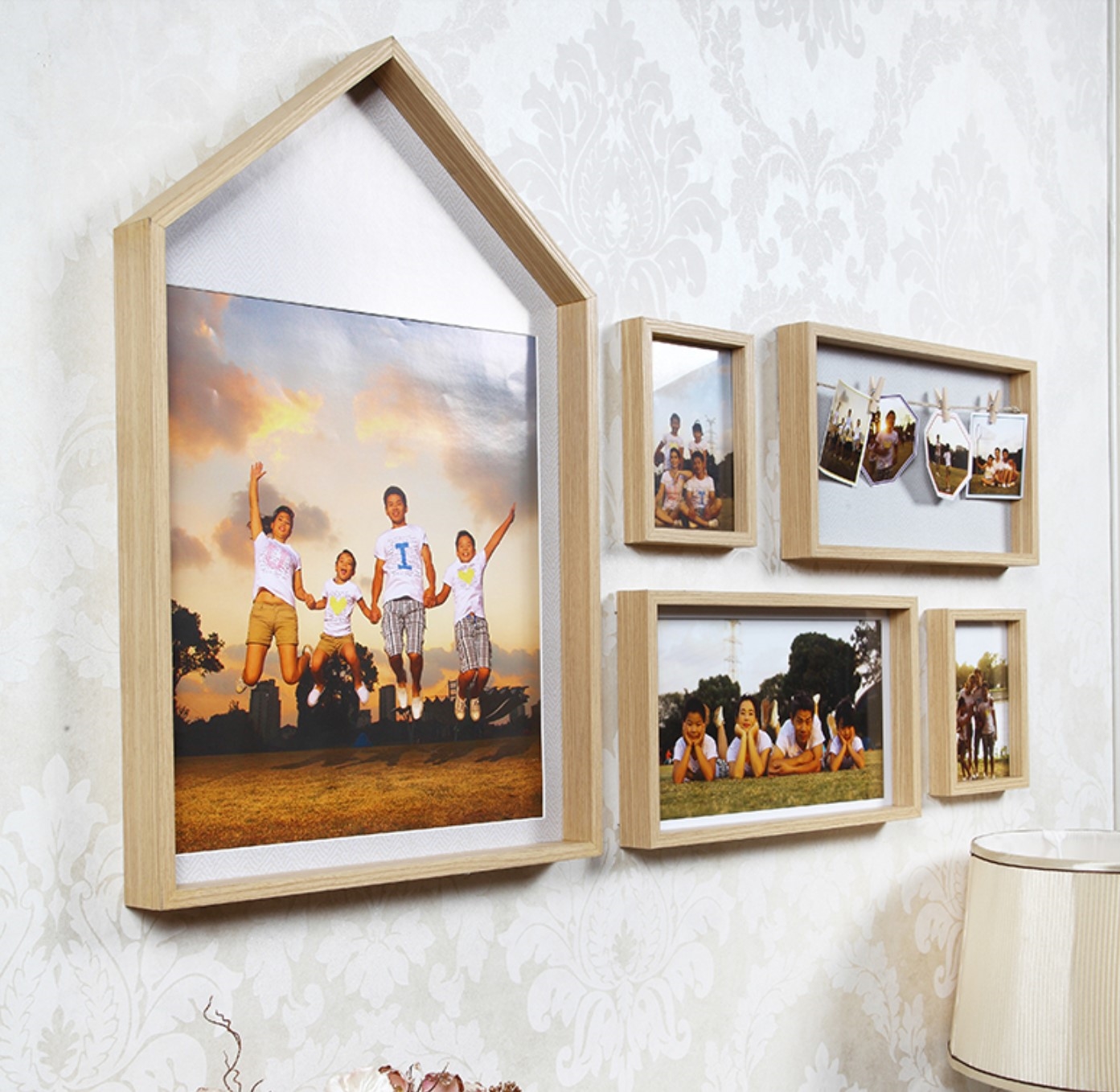 ชุดกรอบรูปติดผนัง Wood house กรอบรูป 4 ชิ้น + กรอบหนีบรูป พร้อมวัสดุติดตั้ง