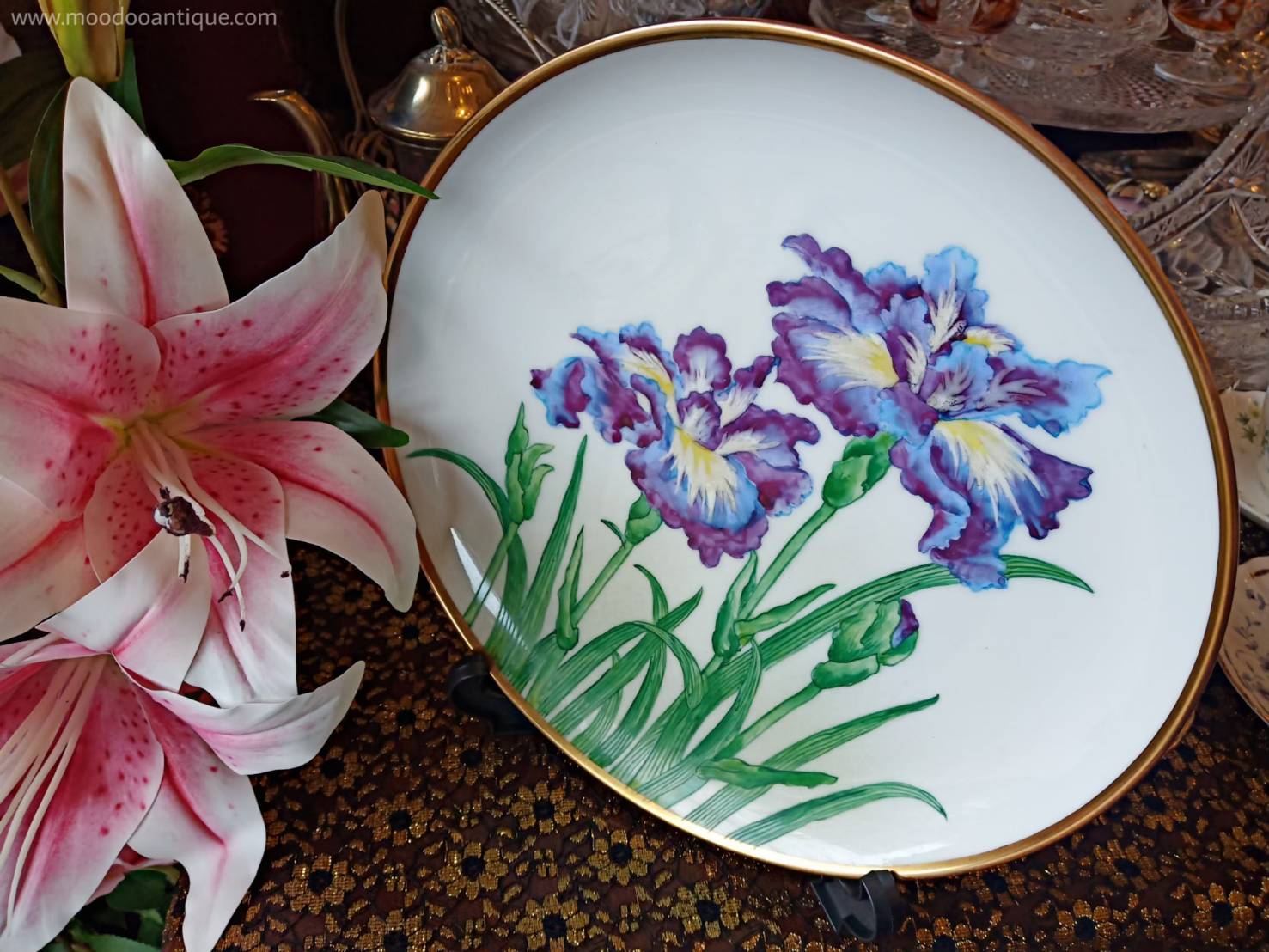 จานขอบทองแอนทีคเพ้นท์ลายดอกไอริสสีม่วง