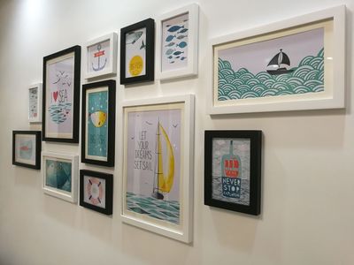 ชุดกรอบรูปติดผนัง กรอบรูปไม้สีขาวดำ 12ชิ้น กรอบรูปตกแต่งบ้าน พร้อมรูปภาพตามแบบและวัสดุติดตั้ง Gallery Wall Frames set I Love Sea (Black&White12)