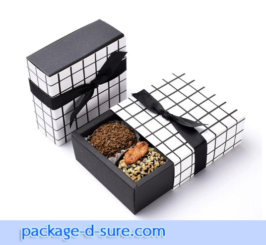 กล่องช็อคโกแลต 4 ช่อง 9x9x3.5 สีขาว ตารางดำ