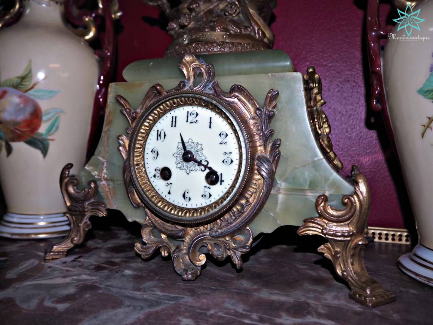 รูปปั้นนาฬิกาหินอ่อนโบราณจากยุโรป