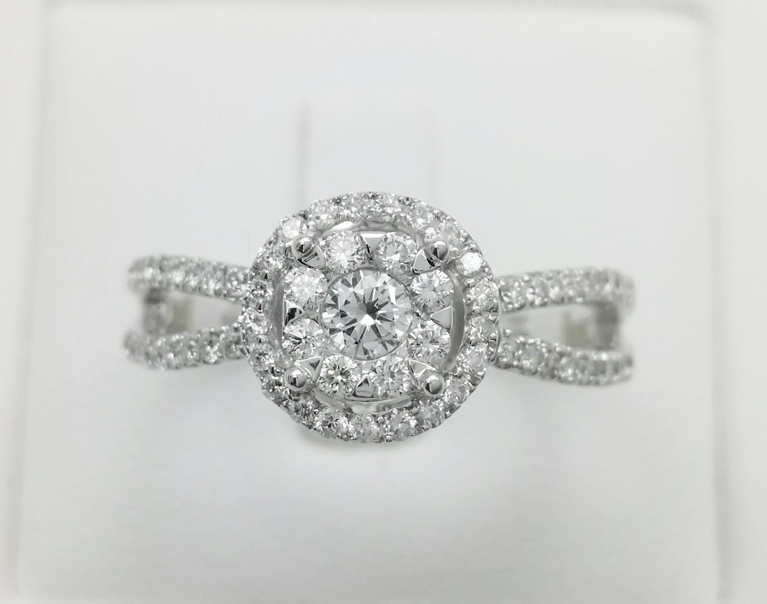 แหวนเพชรแท้น้ำหนักรวม 40.50 ตัง ทองคำขาวแท้ 18K