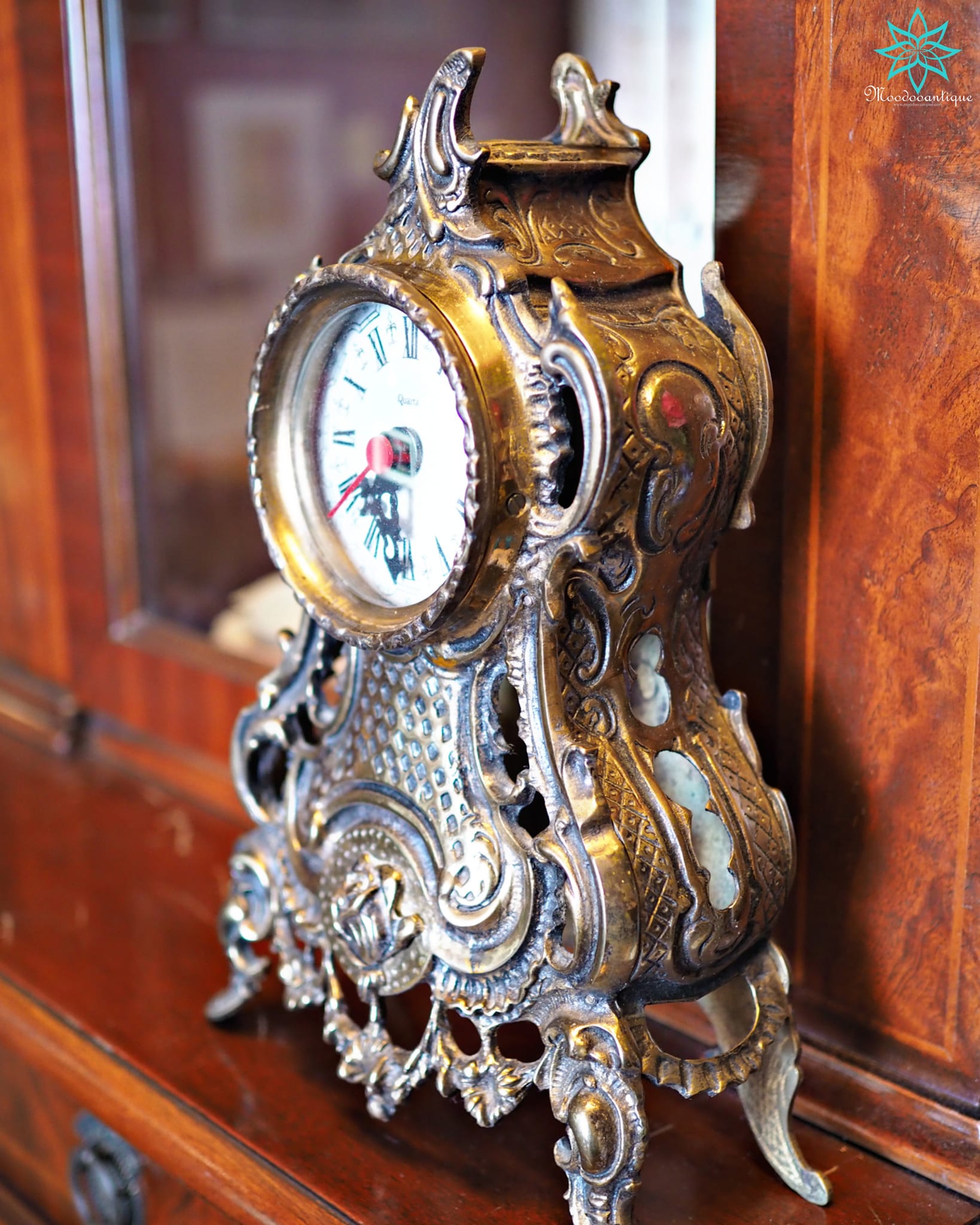 นาฬิกาตั้งโต๊ะทองเหลือง