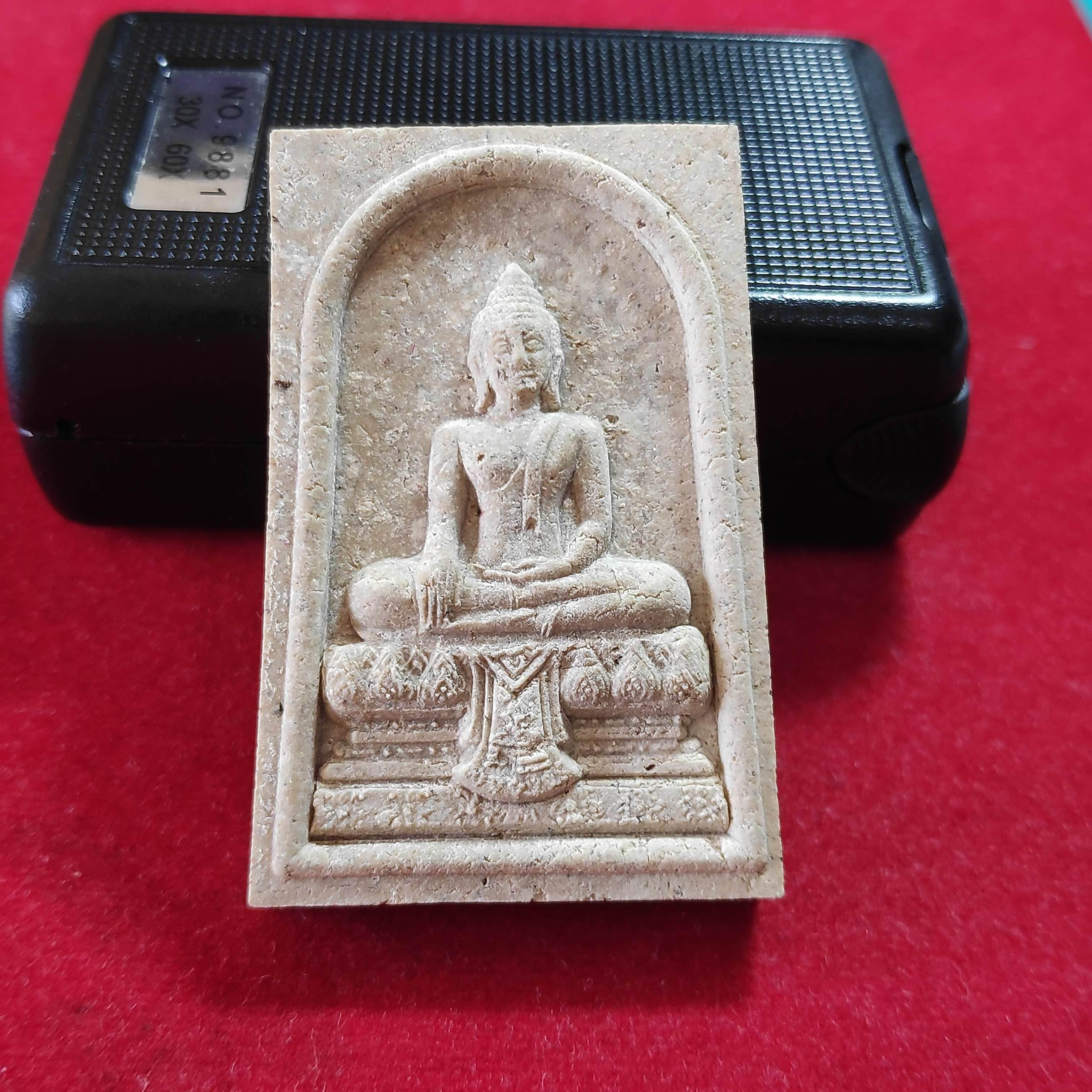 พระหลวงพ่อขาวเนื้อผงวัดจันทร์ประดิษฐารามปี2547