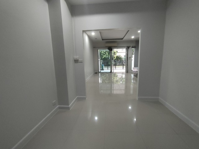 (MH0048) ขายพร้อมผู้เช่าทาวน์โฮม 3 ชั้น ม.วิสต้า ปาร์ค พระราม 2 Renovate ใหม่