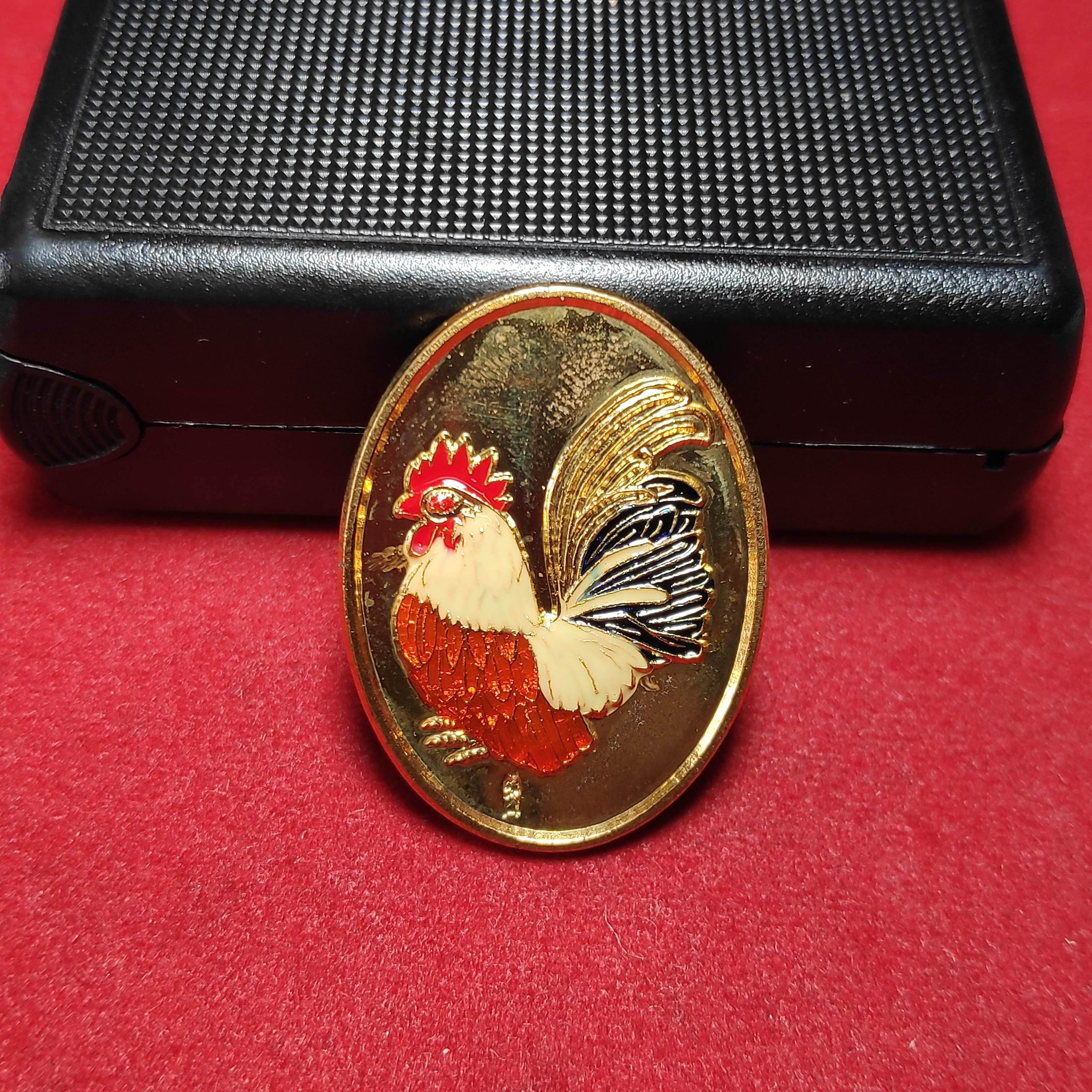 เหรียญไก่ลงยาหลวงพ่ออำนาจวัดพัฒนาธรรมาราม จ.ลพบุรีปี2555