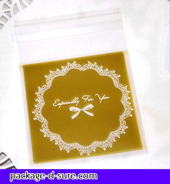 ล้างสต็อก//ถุงคุกกี้ แถบกาว 7x7 ลายโบว์ลูกใม้ขาว พื้นหลังสีทอง แพ็ค 100 ใบ