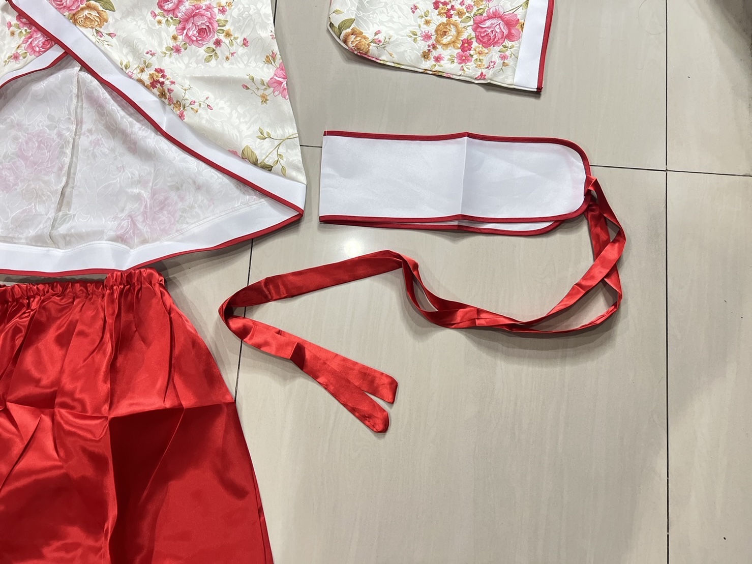 ชุดจีนสตรีฮั่นโบราณ สีแดงเสื้อลายดอก เช่า 450 มัดจำ 500