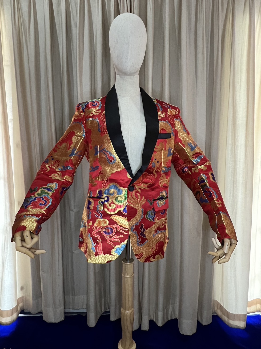 เสื้อสูทแดง ลายมังกร