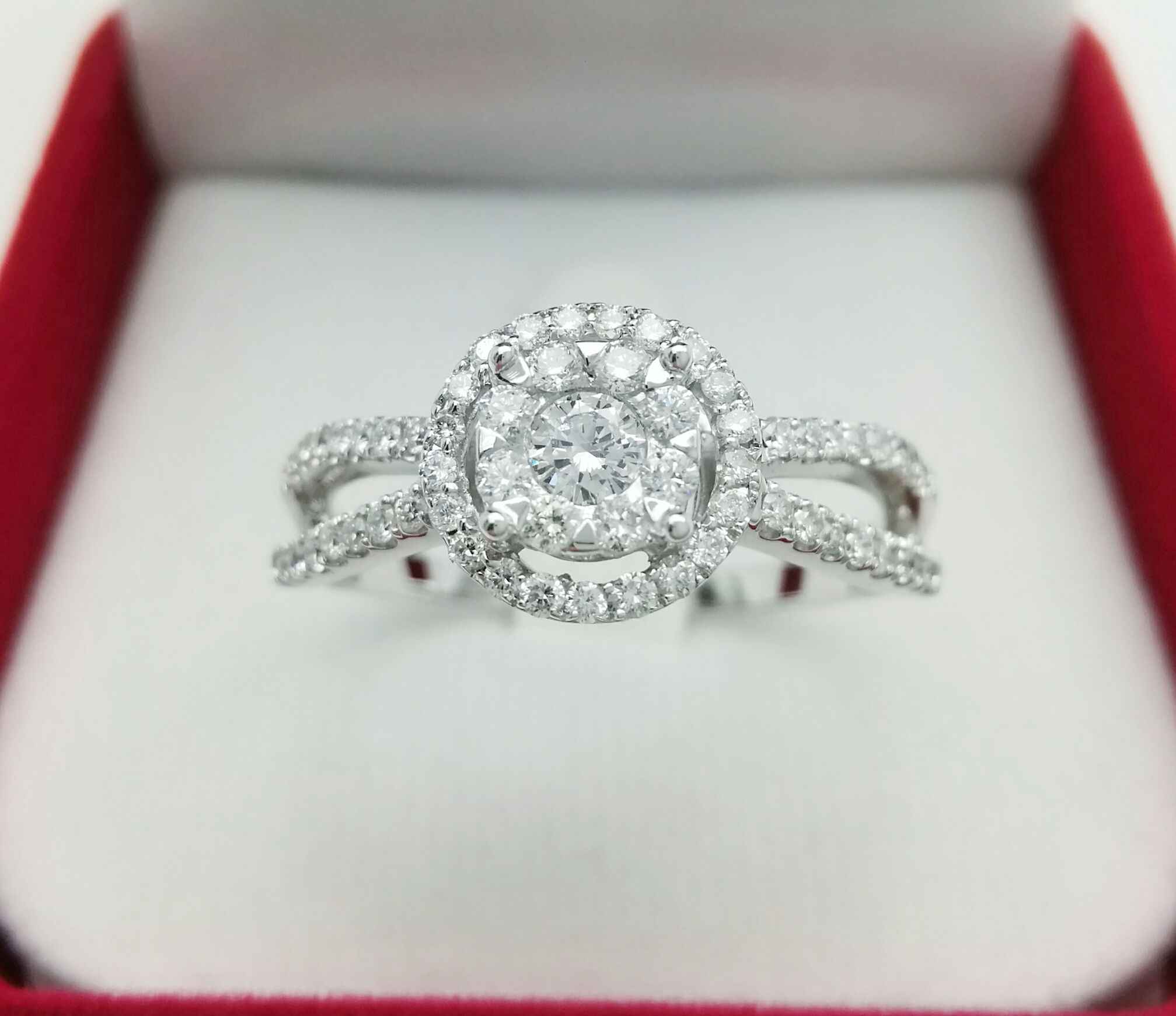 แหวนเพชรแท้น้ำหนักรวม 40.50 ตัง ทองคำขาวแท้ 18K