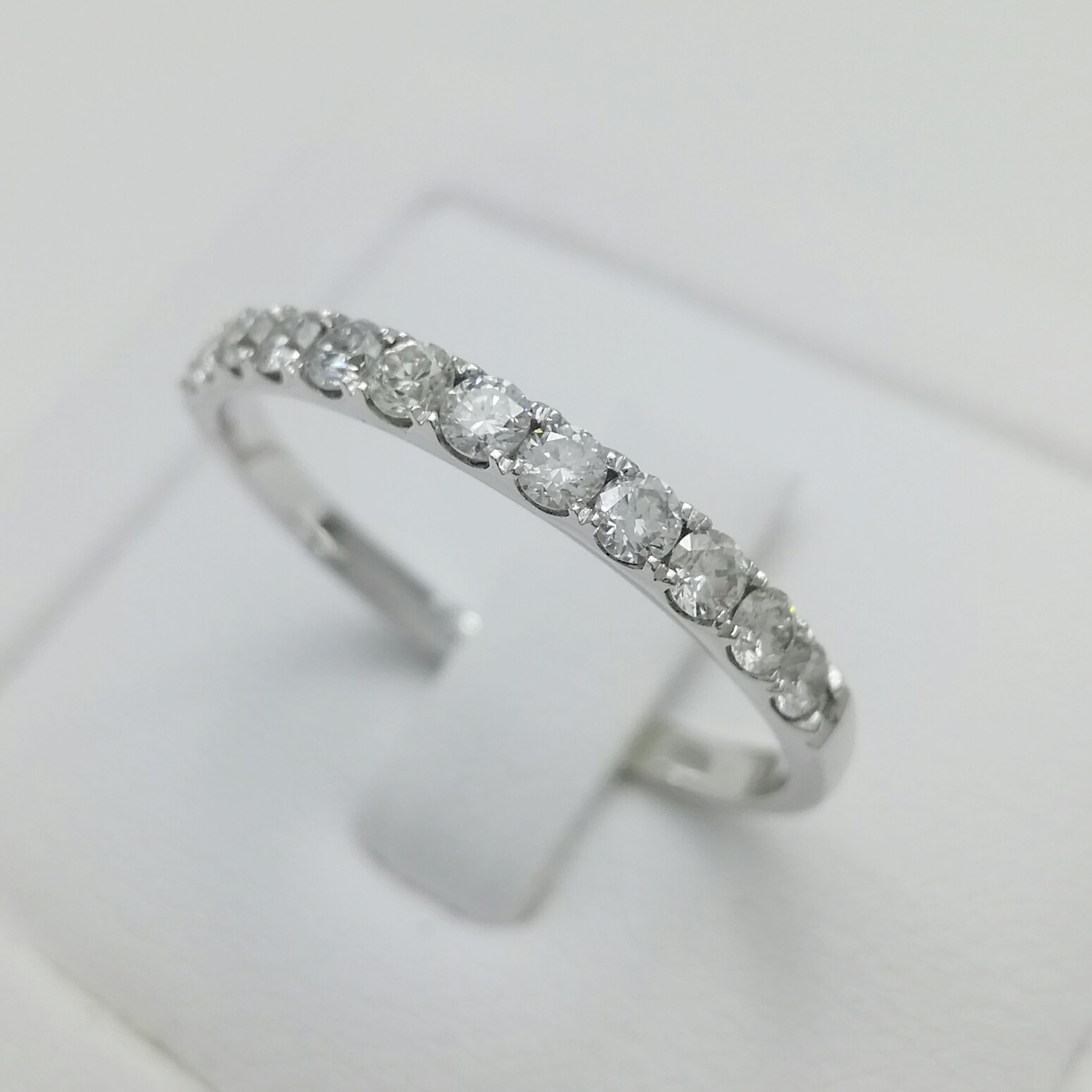 แหวนแถวเรียงเพชรรวม 0.39 cts