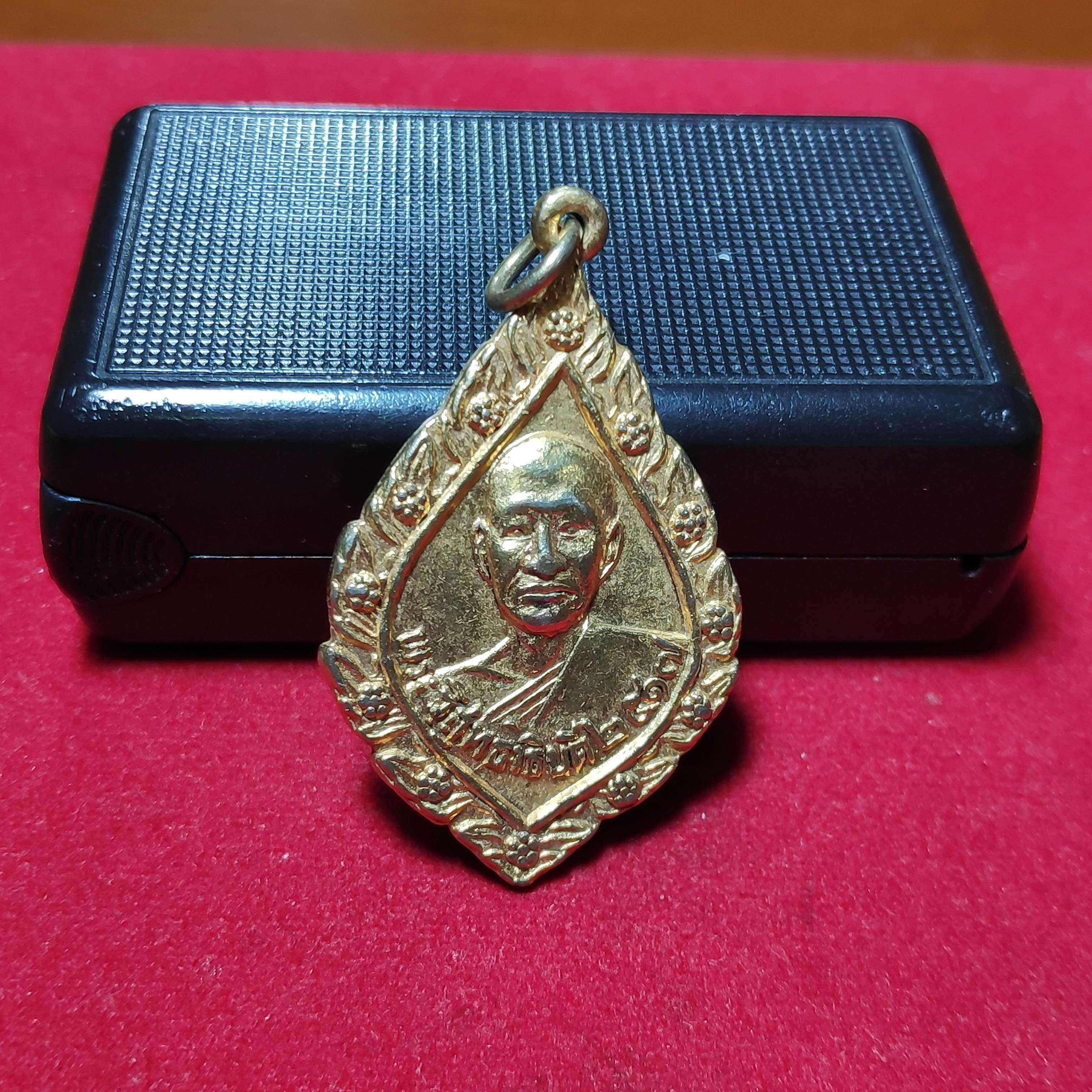 เหรียญพระวิสุทธาธิบดีหลังหลวงพ่อสุโขทัยไตรมิตรปี2517